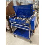 A BLUE-POINT METAL TOOL CHEST ON WHEELS ENCLOSING FOUR DRAWERS TO ALSO INCLUDE CONTENTS OF TOOLS