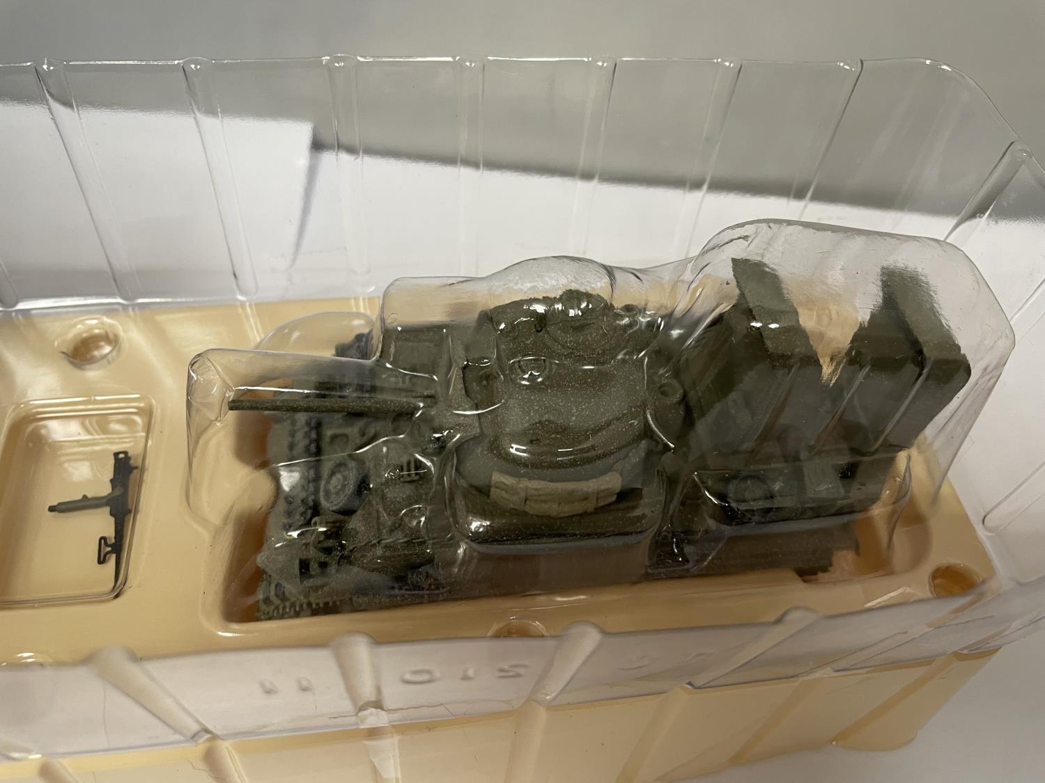 A BOXED CORGI MODEL SHERMAN TANK FROM THE D-DAY 60TH ANNIVERSARY RANGE - Image 2 of 3