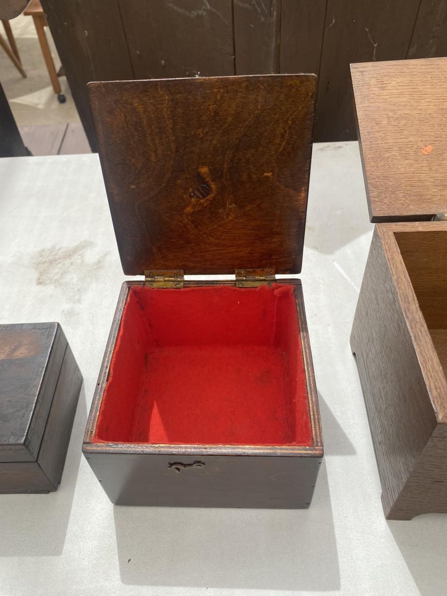 A GROUP OF THREE VARIOUS DECORATIVE TREEN BOXES - Image 4 of 5