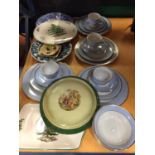 A MIXED COLLECTION OF CERAMICS TO INCLUDE A BLUE AND WHITE DOULTON SET , A SPODE CHRISTMAS TREE