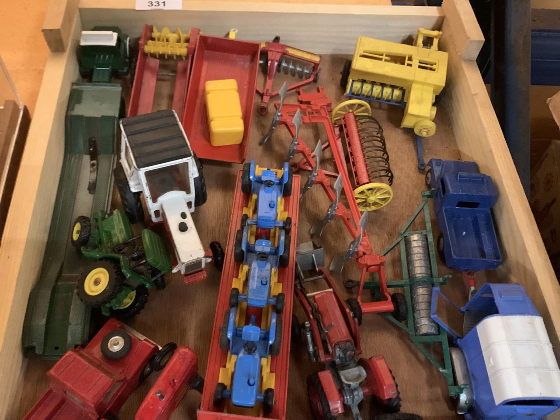 A WOODEN TRAY OF VINTAGE DIE CAST MODEL FARM VEHICLES - Image 4 of 4