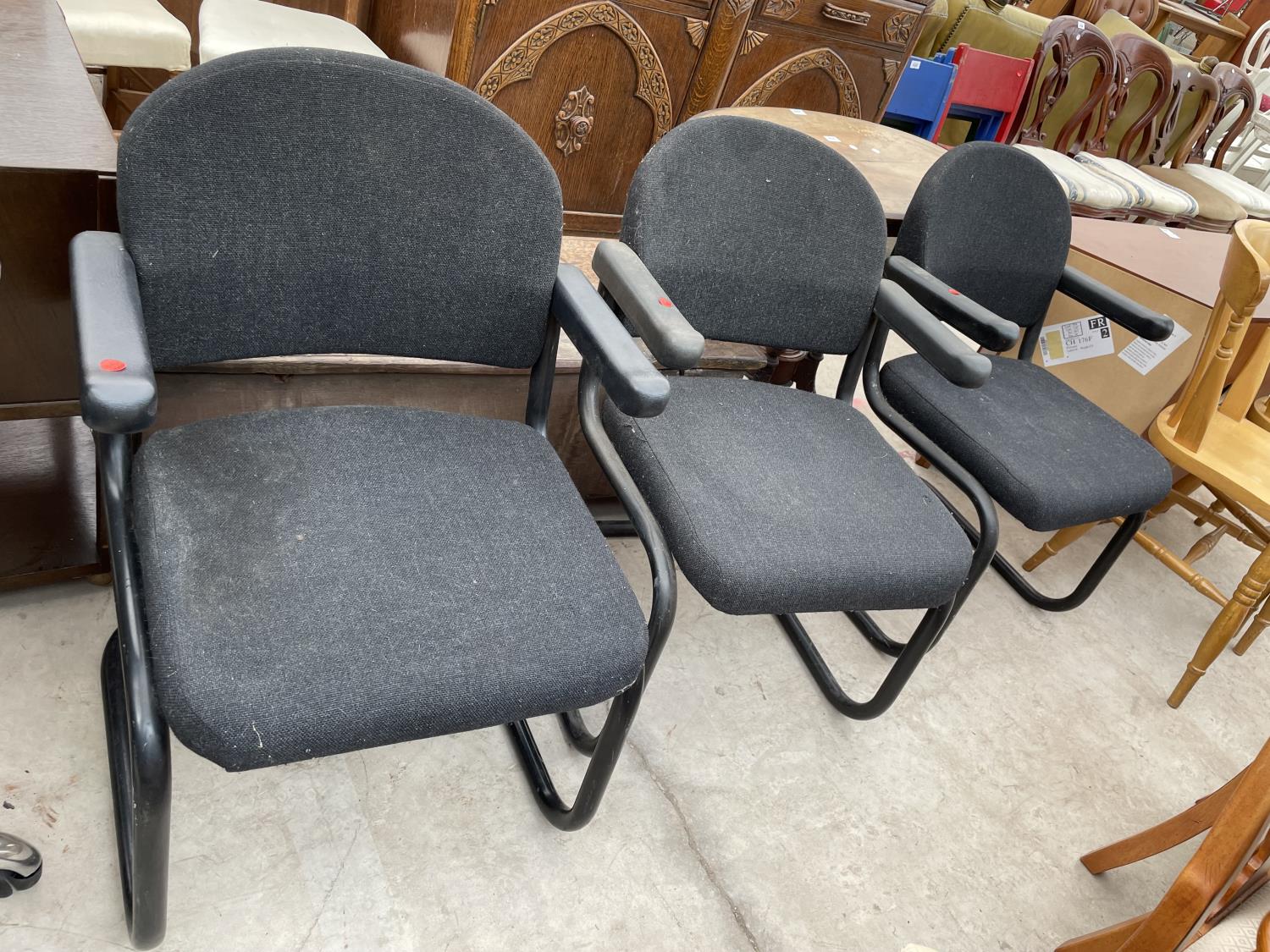 A NICEDAY SWIVEL BLACK OFFICE CHAIR AND THREE OFFICE ELBOW CHAIRS - Image 4 of 4