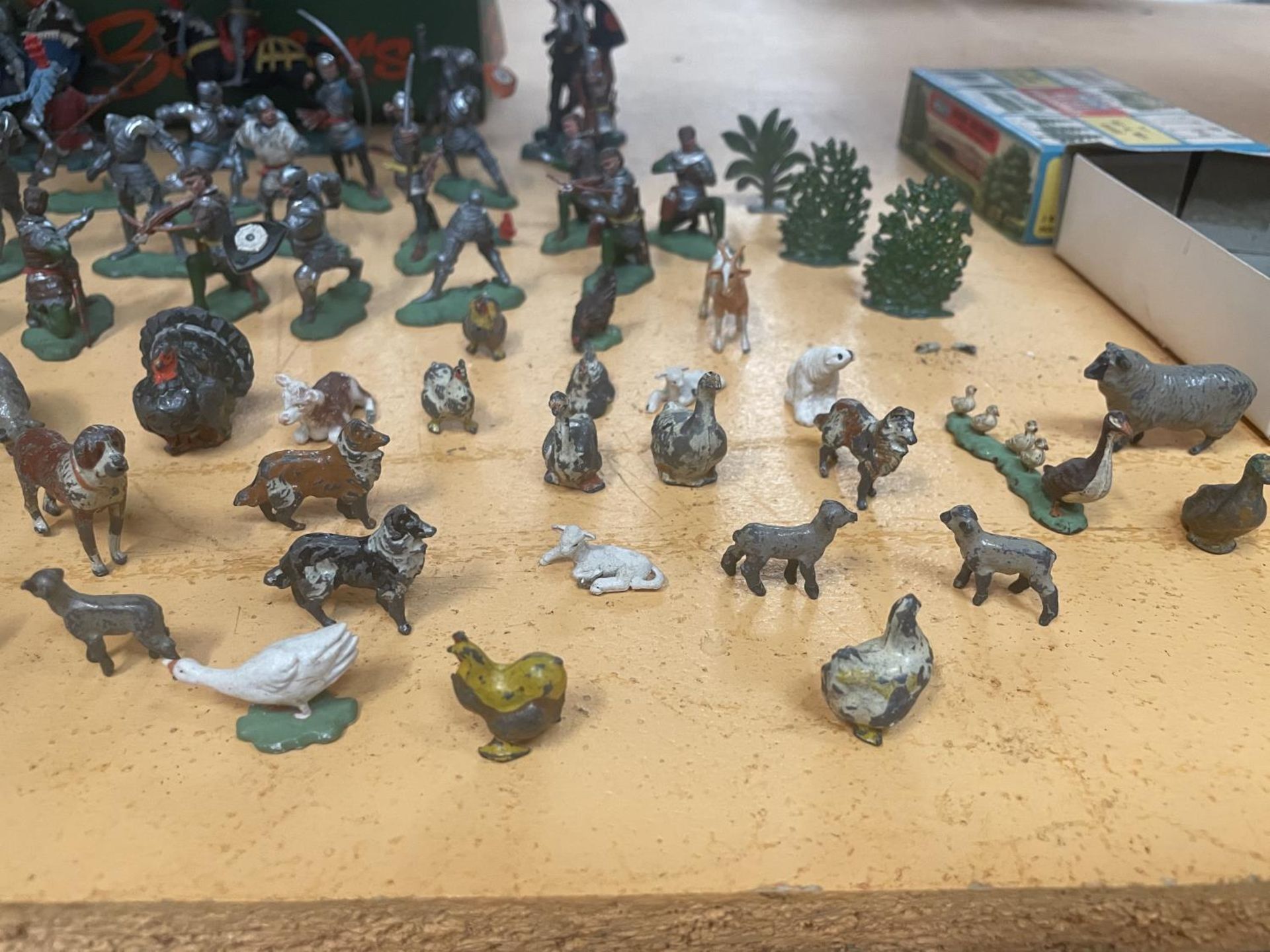 A LARGE QUANTITY OF SWOPPET BY BRITAINS PLASTIC 15TH CENTURY KNIGHT FIGURES AND A LARGE QUANTITY - Image 3 of 6