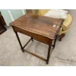 AN EARLY 20TH CENTURY OAK BARLEYTWIST OCCASIONAL TABLE, 25X17"