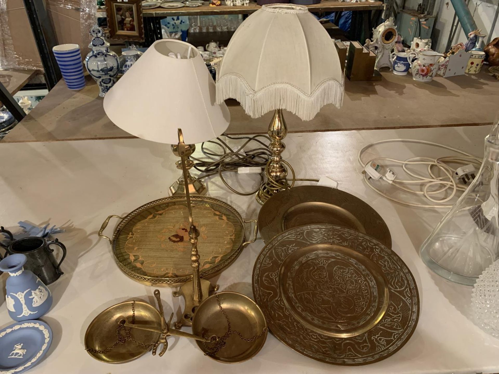 A SELECTION OF BRASS ITEMS TO INCLUDE TWO CHARGERS, VINTAGE SCALES, TWO TABLE LAMPS AND AN INLAID