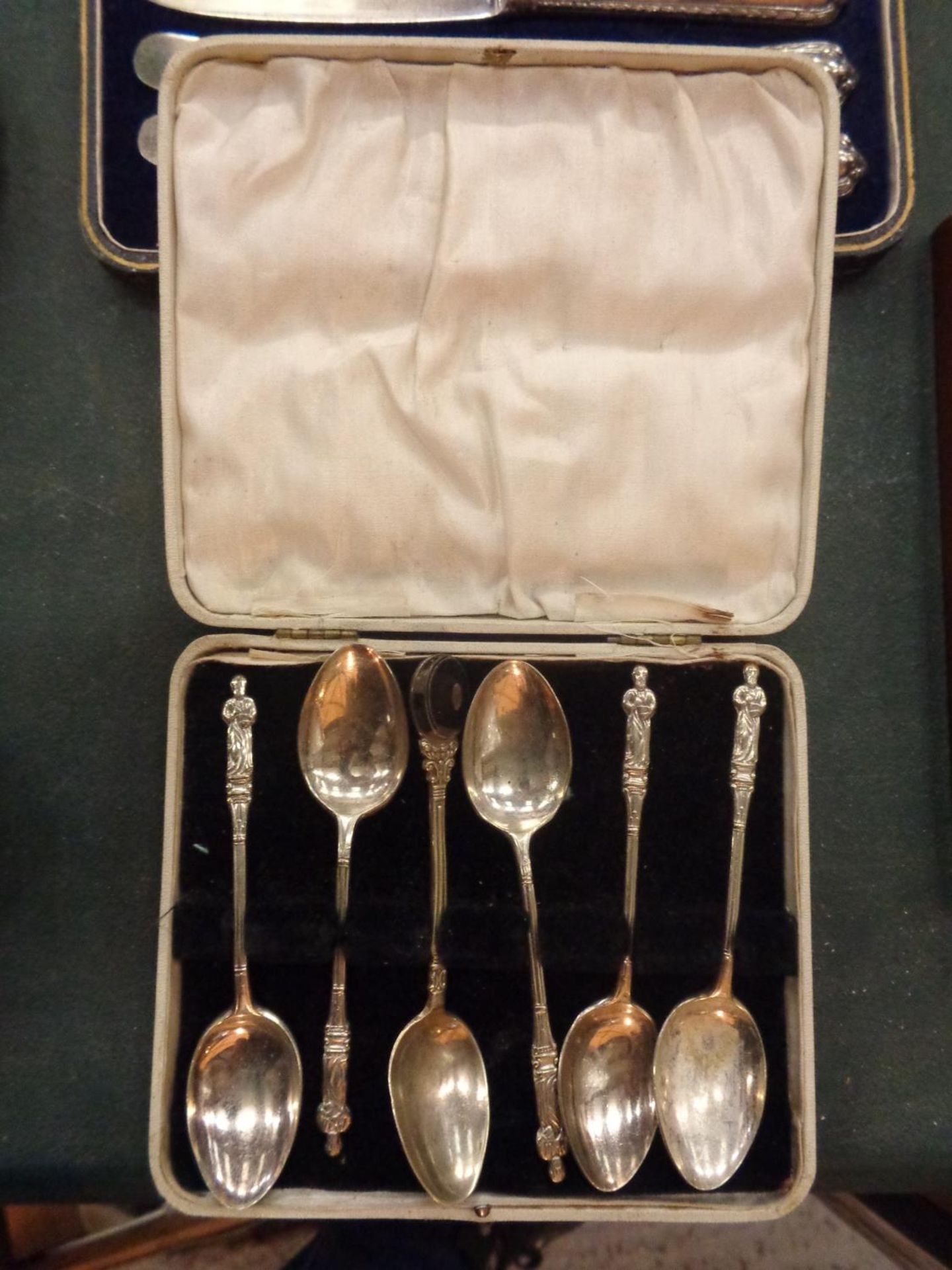 A COLLECTION OF THREE BOXED CUTLERY ITEMS INCLUDING TWELVE KNIVES AND SIX SPOONS - Image 4 of 8