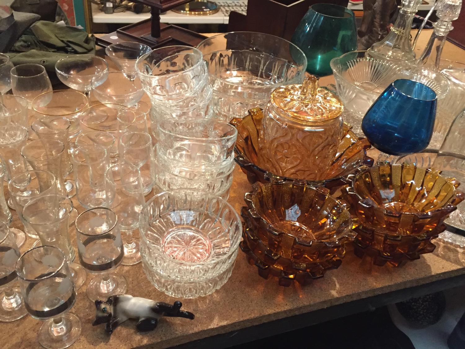 A LARGE COLLECTION OF GLASSWARE TO INCLUDE DECANTERS, FRUIT BOWLS AND GLASSES - Bild 4 aus 7