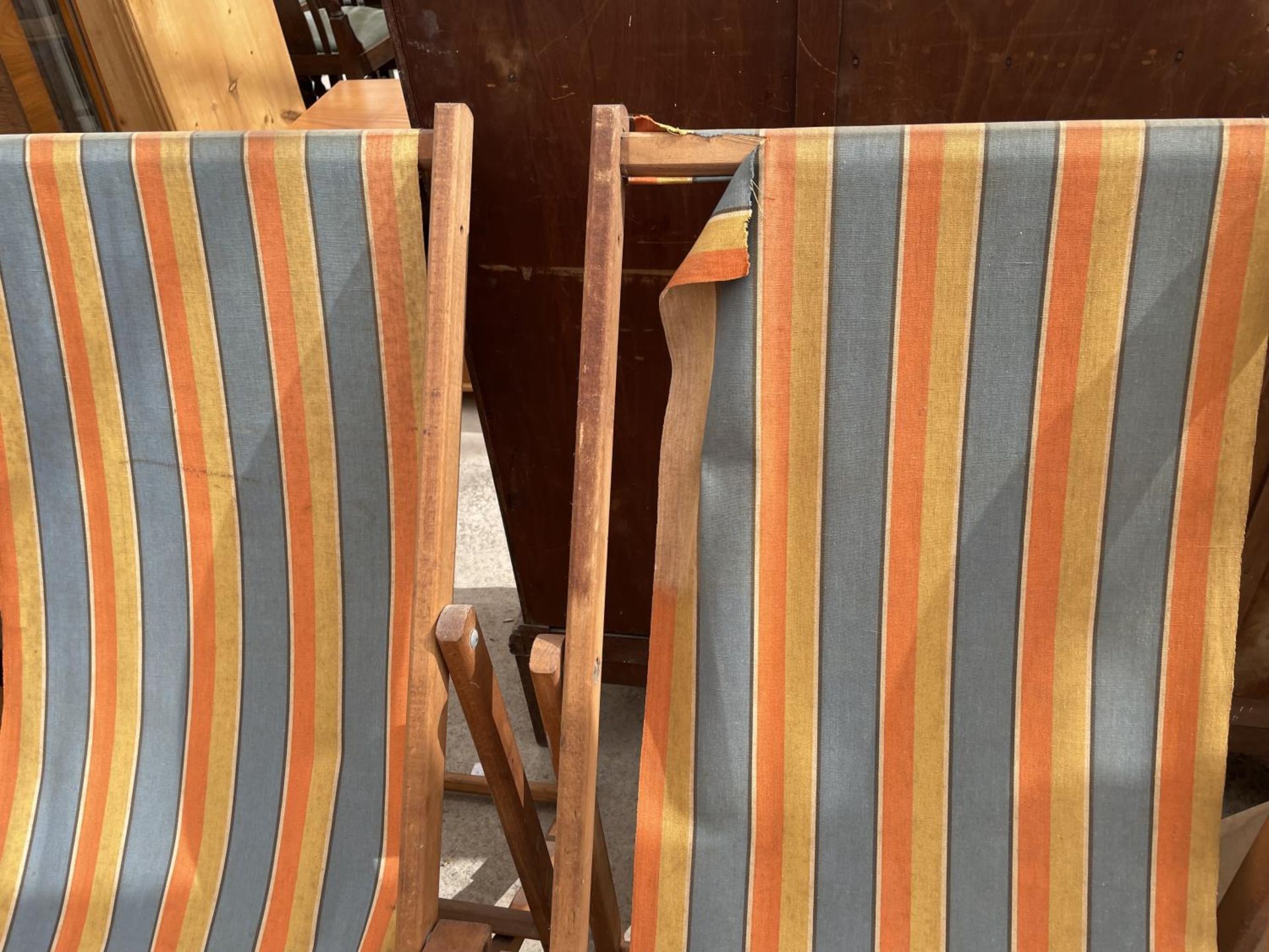 A PAIR OF WOODEN FRAMED FOLDING DECK CHAIRS - Image 2 of 4