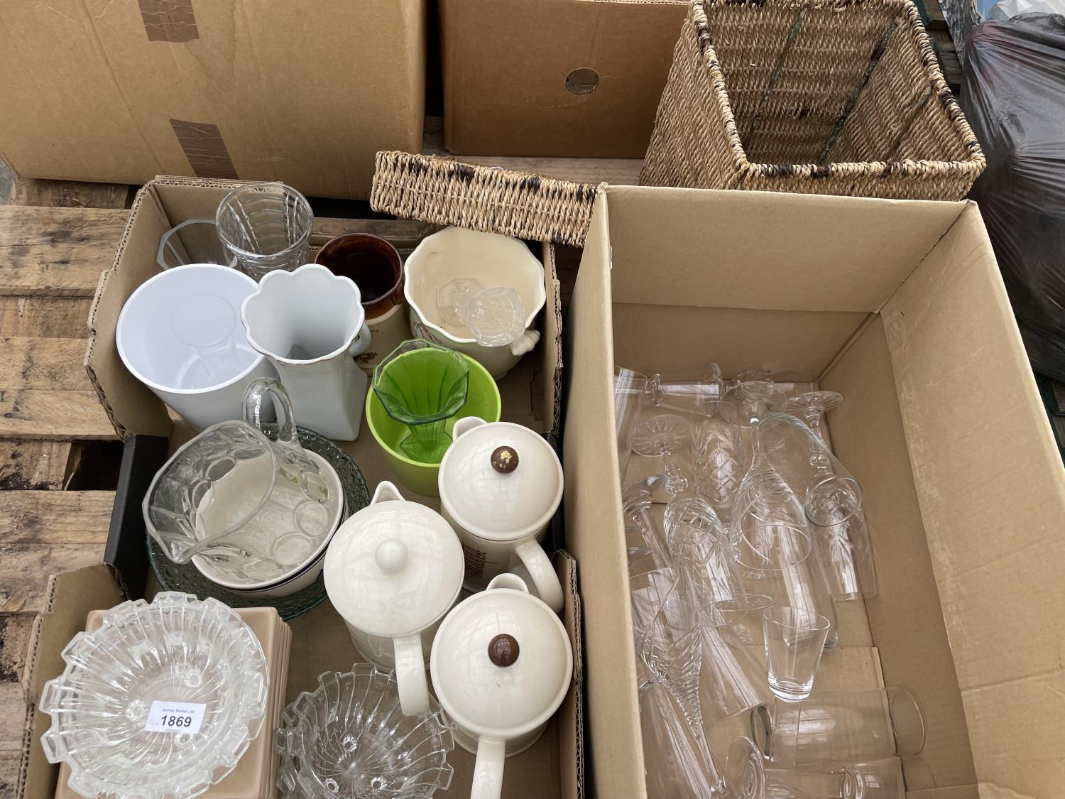 AN ASSORTMENT OF HOUSEHOLD CLEARANCE ITEMS TO INCLUDE CERAMICS AND GLASS WARE ETC - Bild 2 aus 3