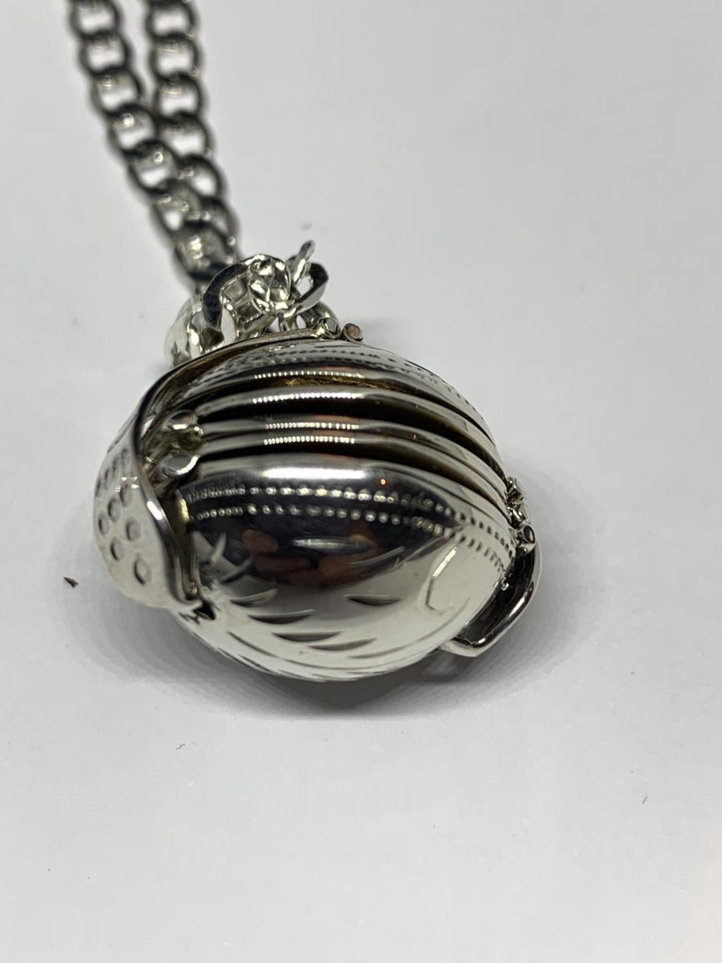 A MARKD SILVER NECKLACE WITH AN ORNATE BALL LOCKET PENDANT - Image 4 of 8