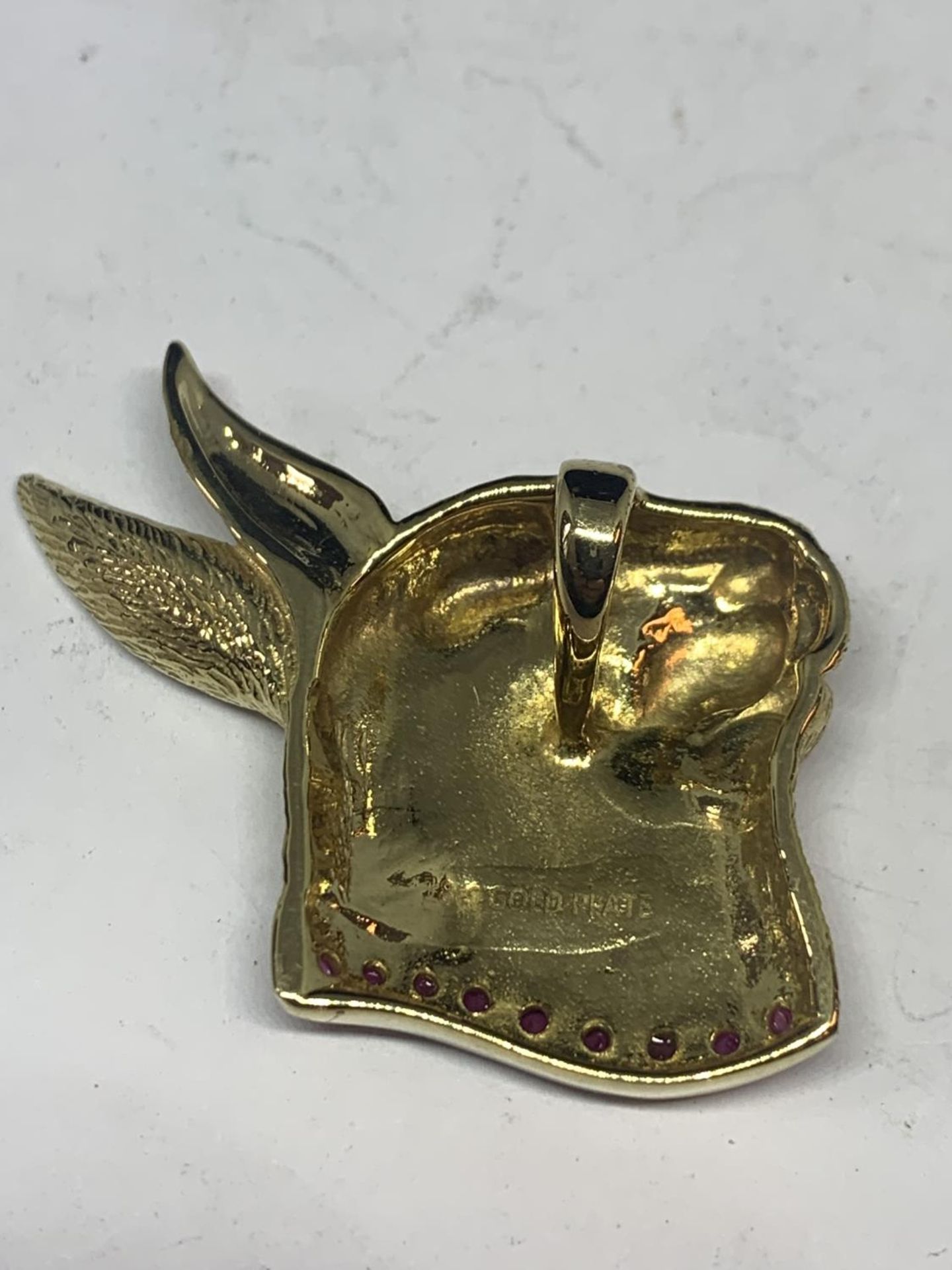 A SILVER GILT PENDANT IN THE FORM OF A HARE WITH A PINK STONE COLLAR - Image 4 of 4