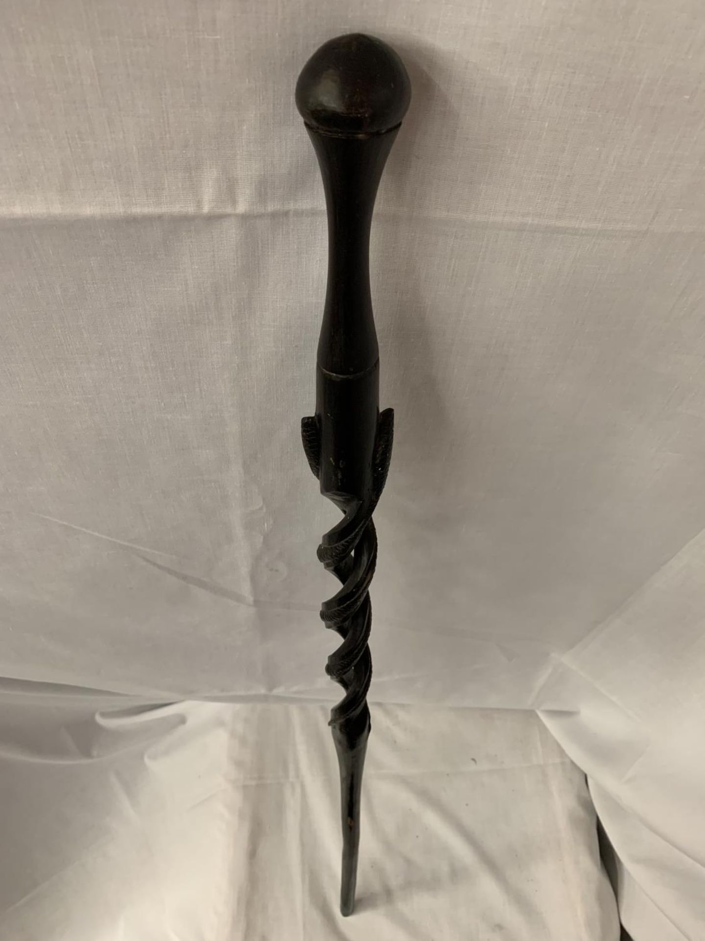 AN EBONISED WALKING CANE WITH BARLEY TWIST AND SNAKE CARVING - Image 2 of 3