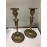 A PAIR OF HALLMARKED BIRMINGHAM CANDLESTICKS WITH WEIGHTED BASES H: 24CM