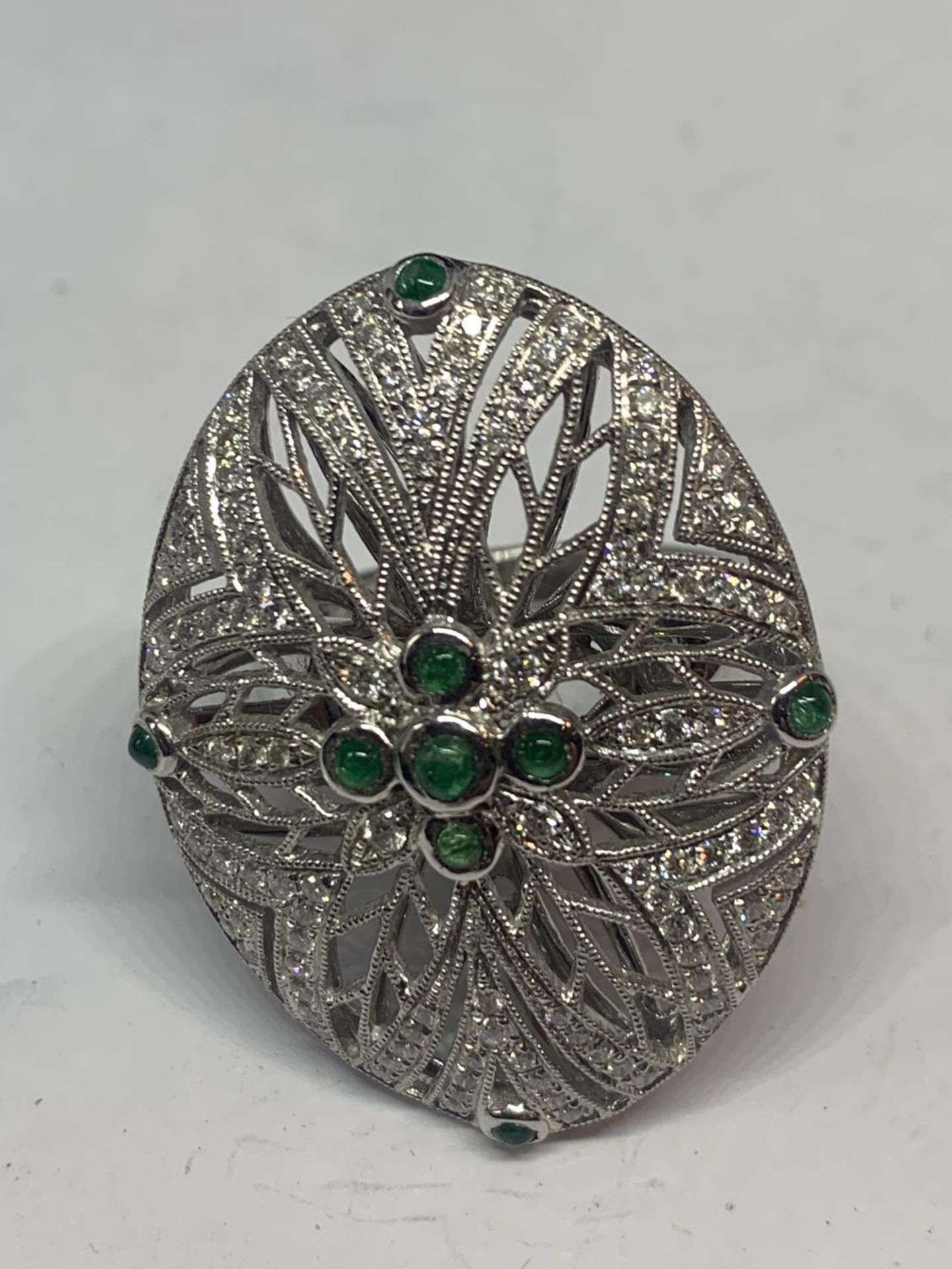 AN 18 CARAT WHITE GOLD DIAMOND AND EMERALD COCKTAIL RING GROSS WEIGHT 13.2 GRAMS SIZE O/P - Image 8 of 8