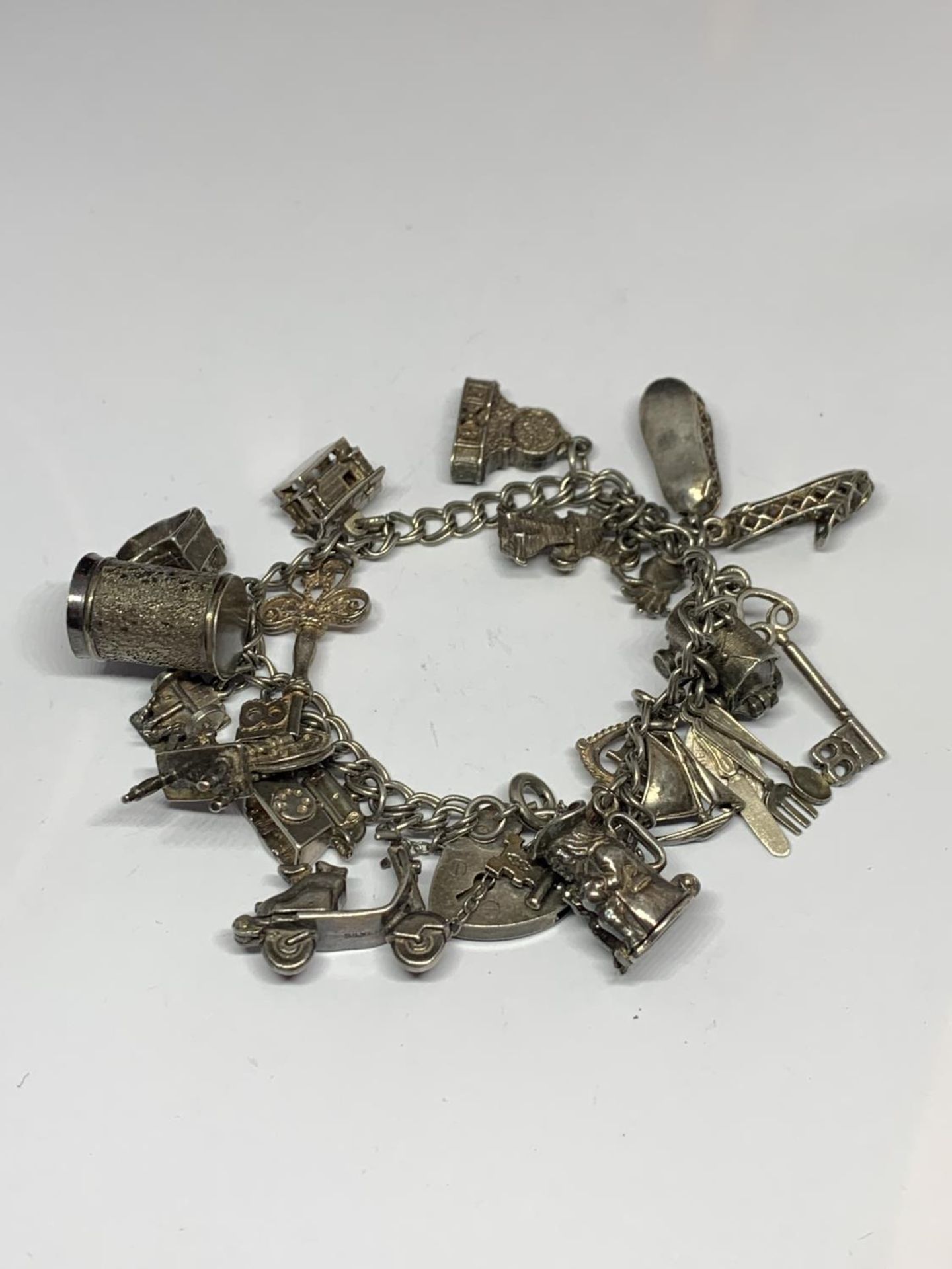 A SILVER CHARM BRACELET WITH EIGHTEEN CHARMS - Image 5 of 6