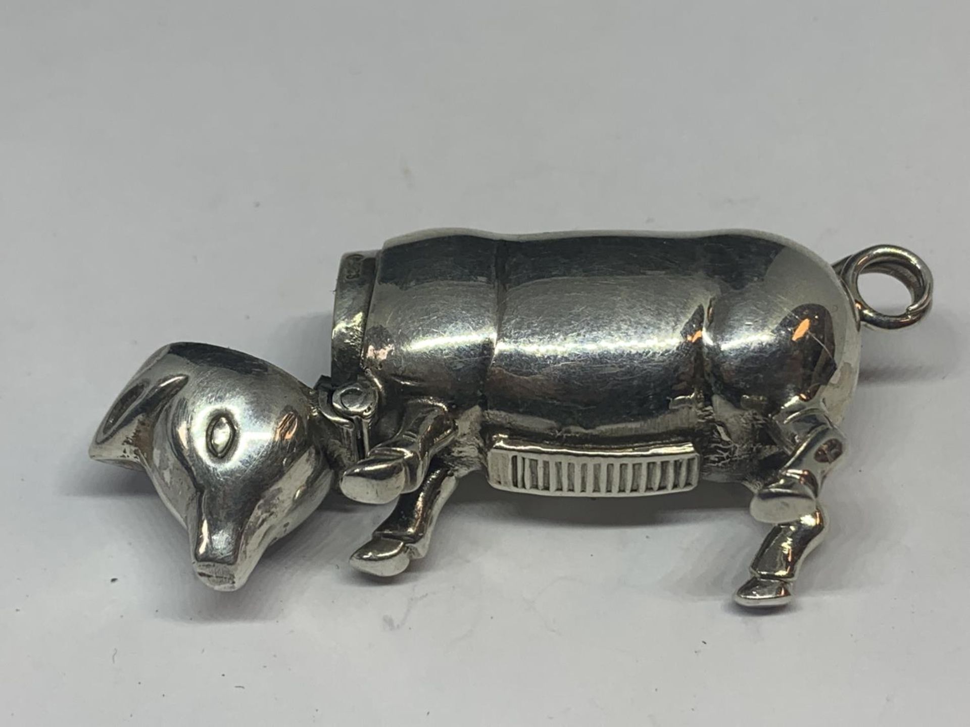 A SILVER VESTA CASE IN THE DESIGN OF A PIG - Image 6 of 6