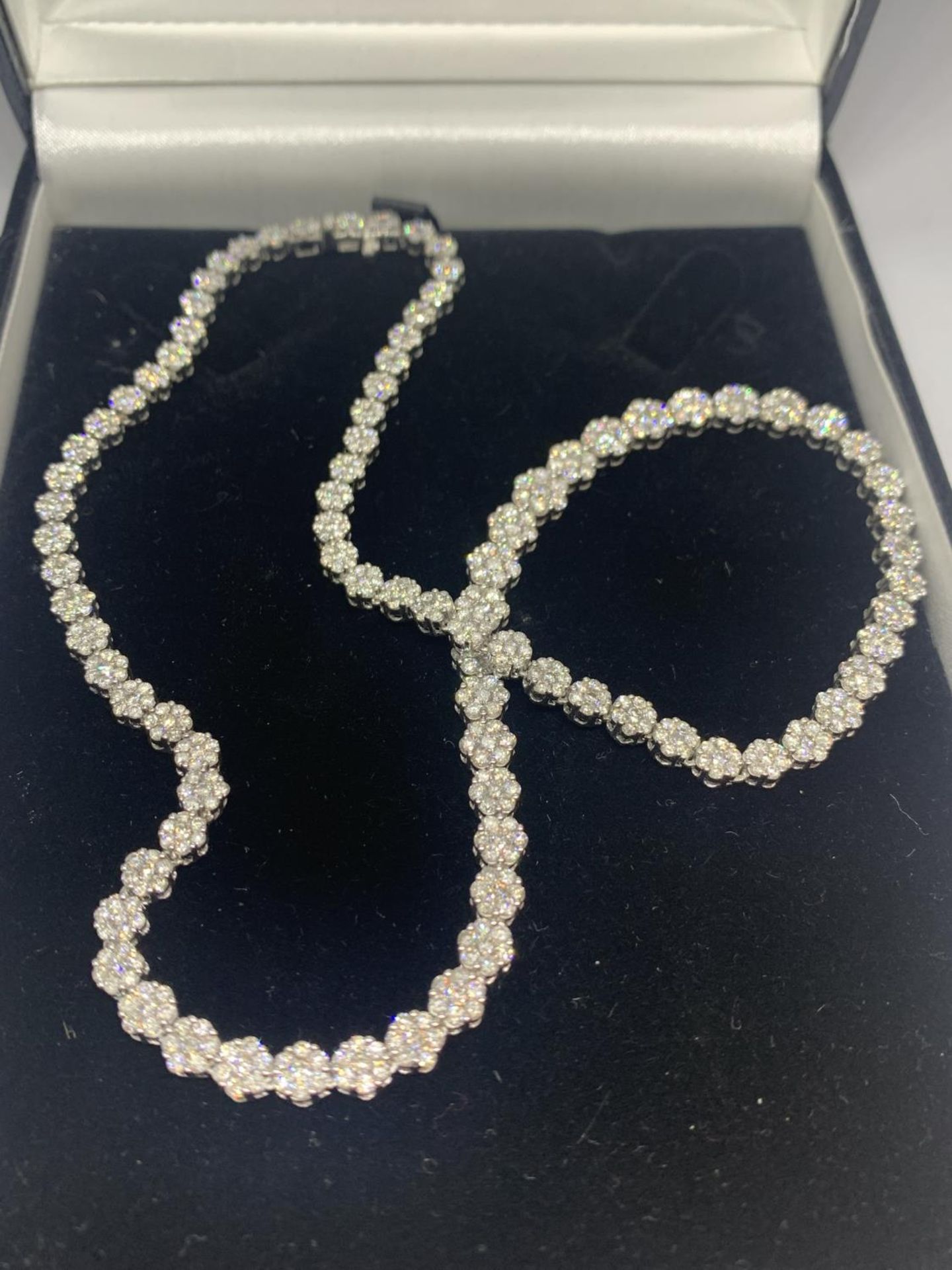 AN 18 CARAT WHITE GOLD NECKLACE WITH 10 CARAT OF DIAMONDS LENGTH APPROXIMATELY 43CM - Image 3 of 10