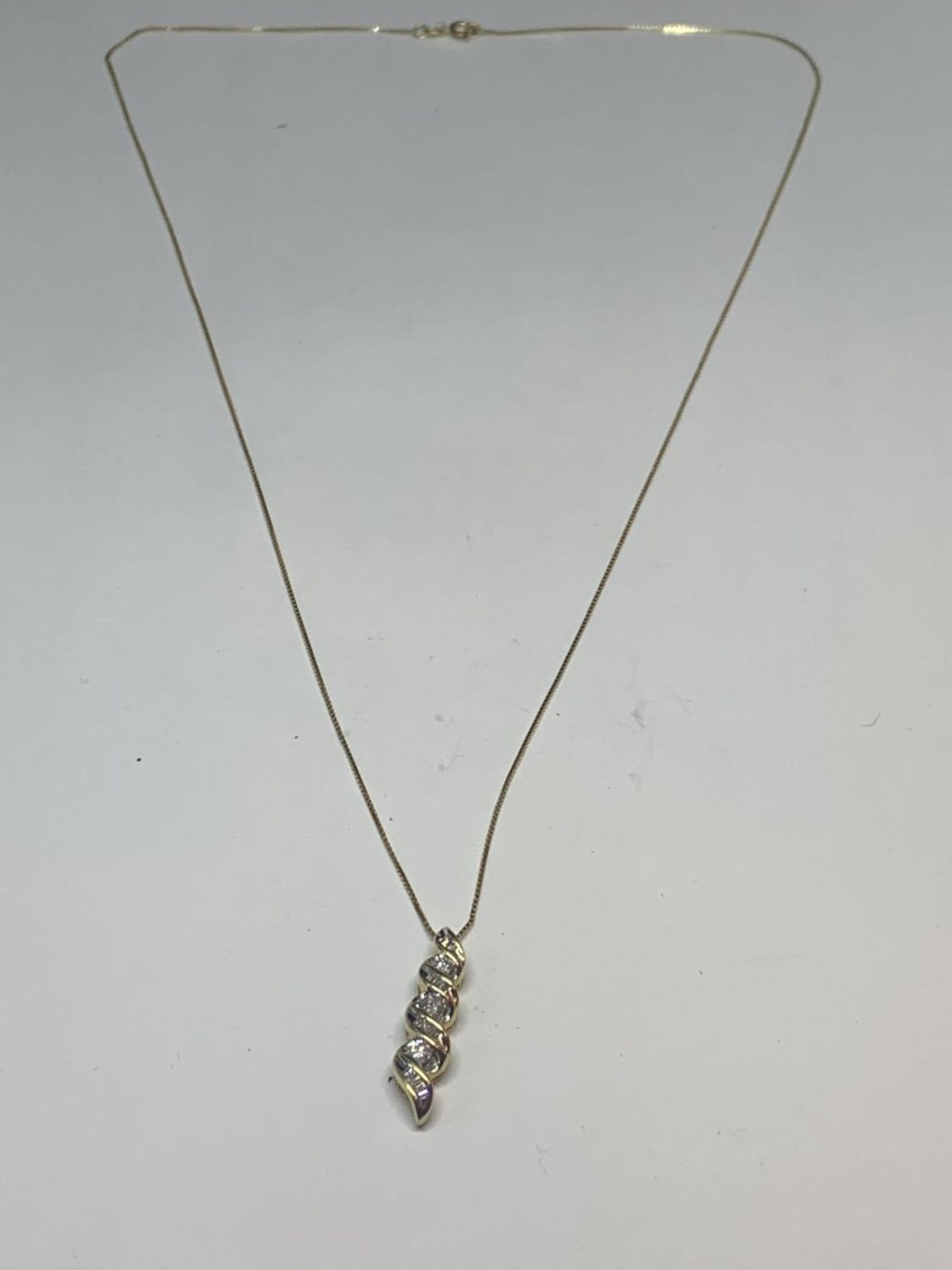 A 14 CARAT GOLD DROP PENDANT WITH APPROXIMATELY 1 CARAT OF DIAMONDS CHAIN LENGTH 45CM - Image 4 of 6