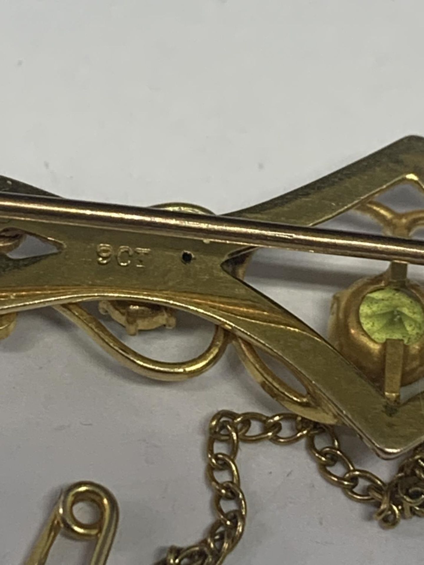 A 9 CARAT GOLD VICTORIAN BROOCH WITH PALE GREEN STONES AND A SAFETY CHAIN GROSS WEIGHT 2.97 GRAMS - Image 6 of 6