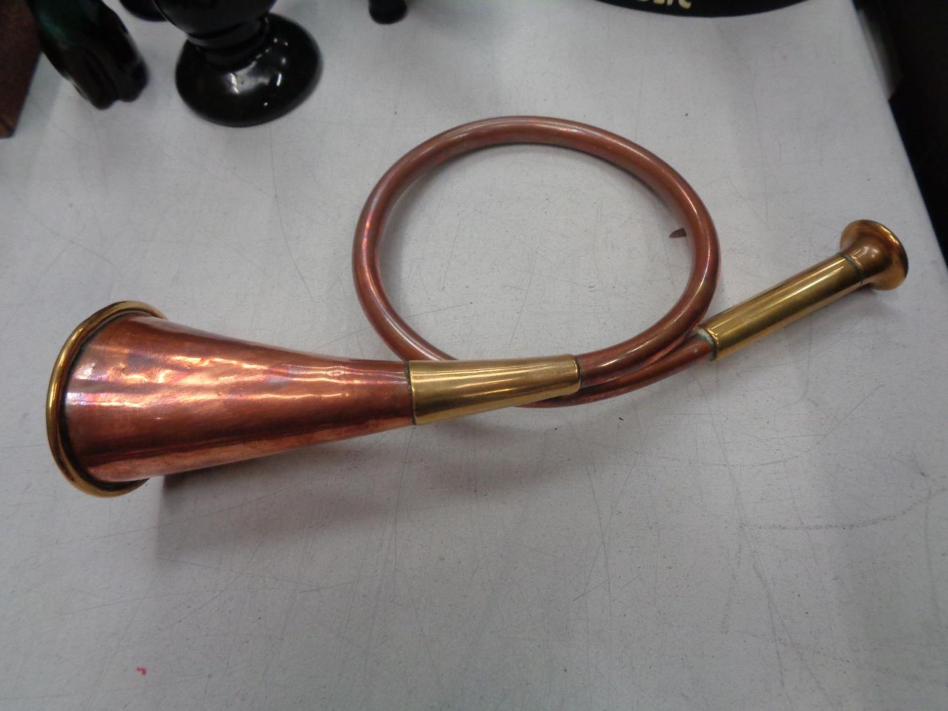 A VINTAGE COPPER AND BRASS HUNTING HORN - Image 3 of 4