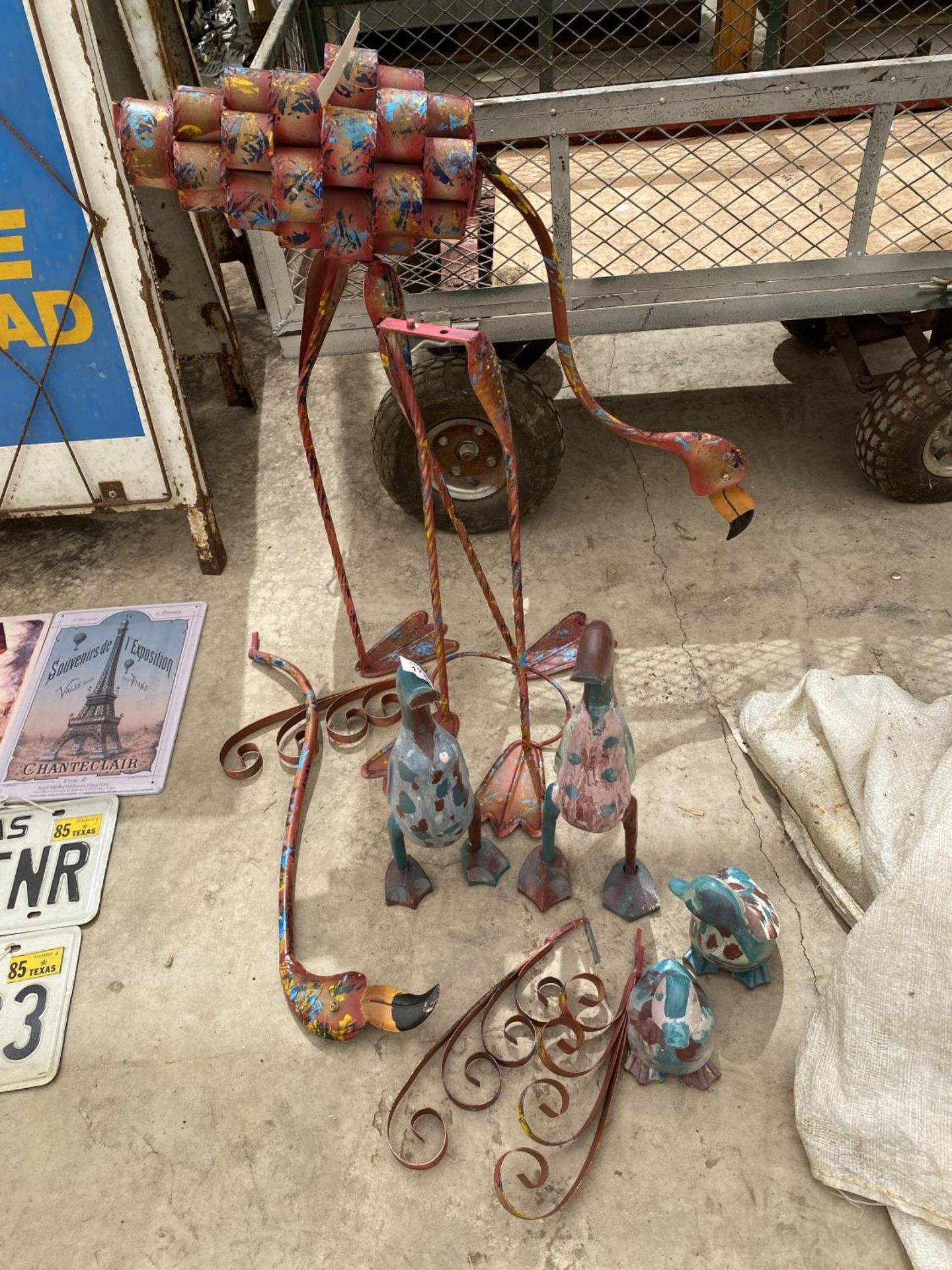 AN ASSORTMENT OF DECORATIVE METAL FIGURES TO INCLUDE DUCKS AND FLAMINGOS ETC