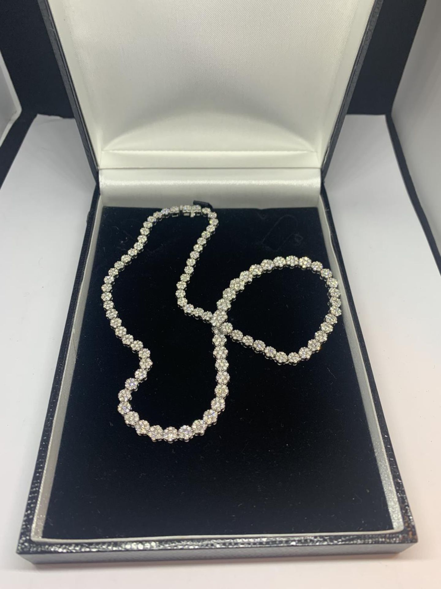 AN 18 CARAT WHITE GOLD NECKLACE WITH 10 CARAT OF DIAMONDS LENGTH APPROXIMATELY 43CM