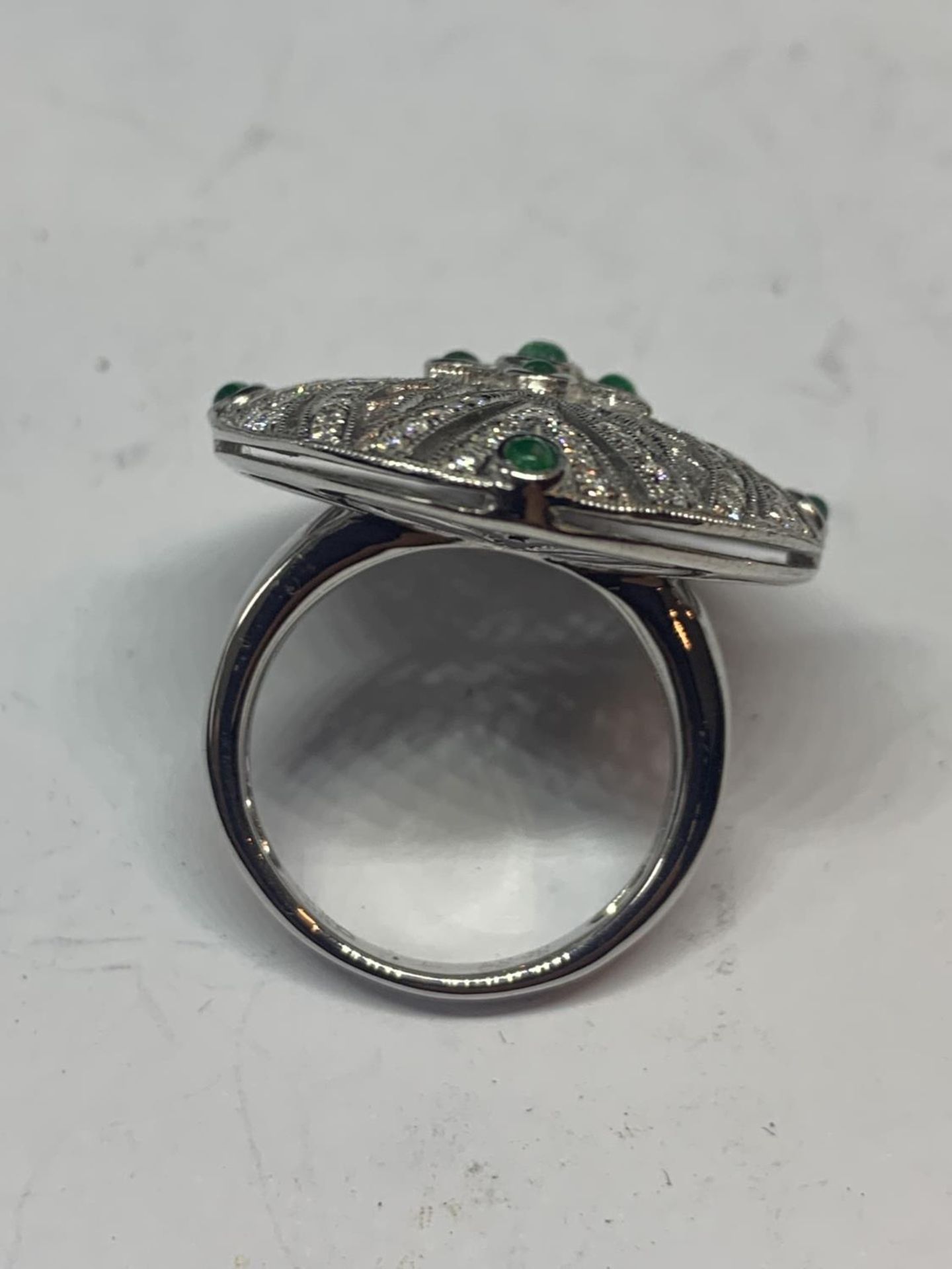 AN 18 CARAT WHITE GOLD DIAMOND AND EMERALD COCKTAIL RING GROSS WEIGHT 13.2 GRAMS SIZE O/P - Image 6 of 8