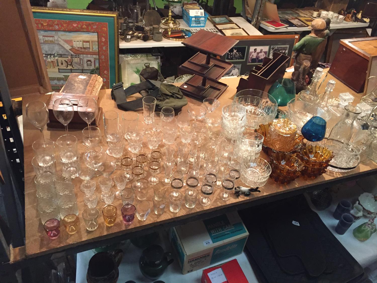 A LARGE COLLECTION OF GLASSWARE TO INCLUDE DECANTERS, FRUIT BOWLS AND GLASSES - Bild 3 aus 7