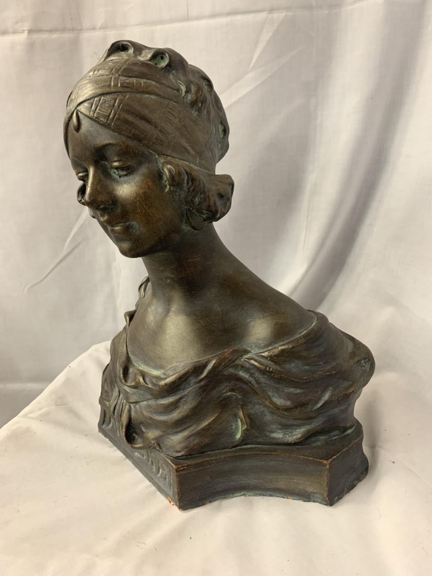 A BRONZED STONE BUST OF AN ART DECO LADY H 42CM - Image 2 of 5