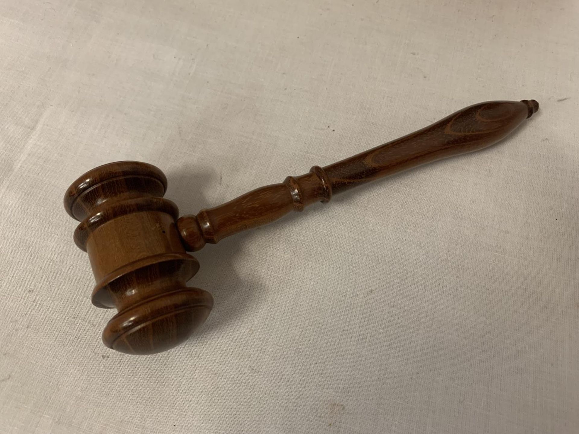 A VINTAGE YEW WOOD AUCTIONEERS GAVEL IN ORIGINAL ?LONG LIFE? JEWEL OF GAVELS BOX - Image 2 of 4