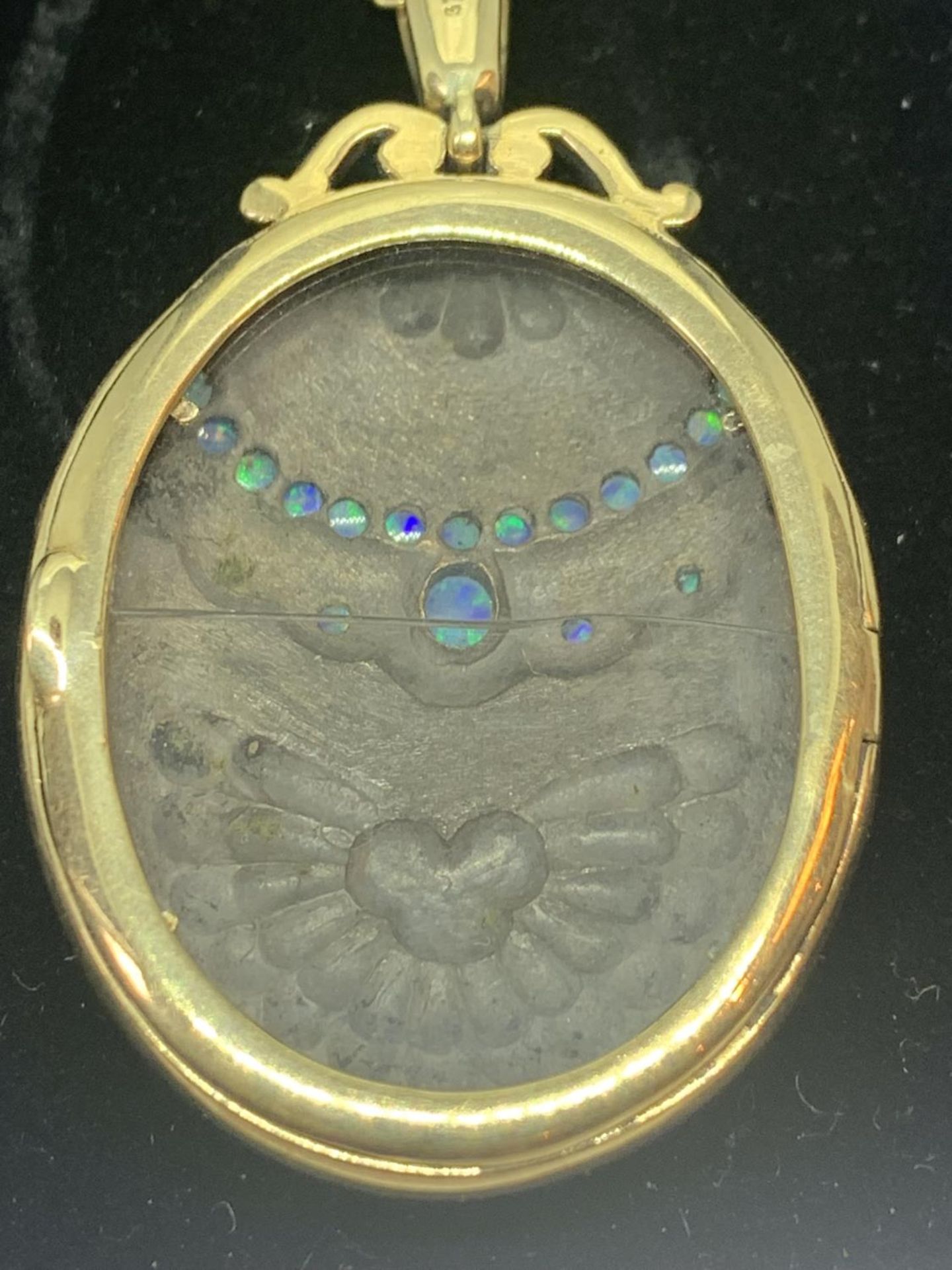 A 9 CARAT GOLD WINDOW LOCKET SET WITH OPALS (GLASS A/F) GROSS WEIGHT 20.6 GRAMS CHAIN LENGTH 46CM - Image 8 of 10