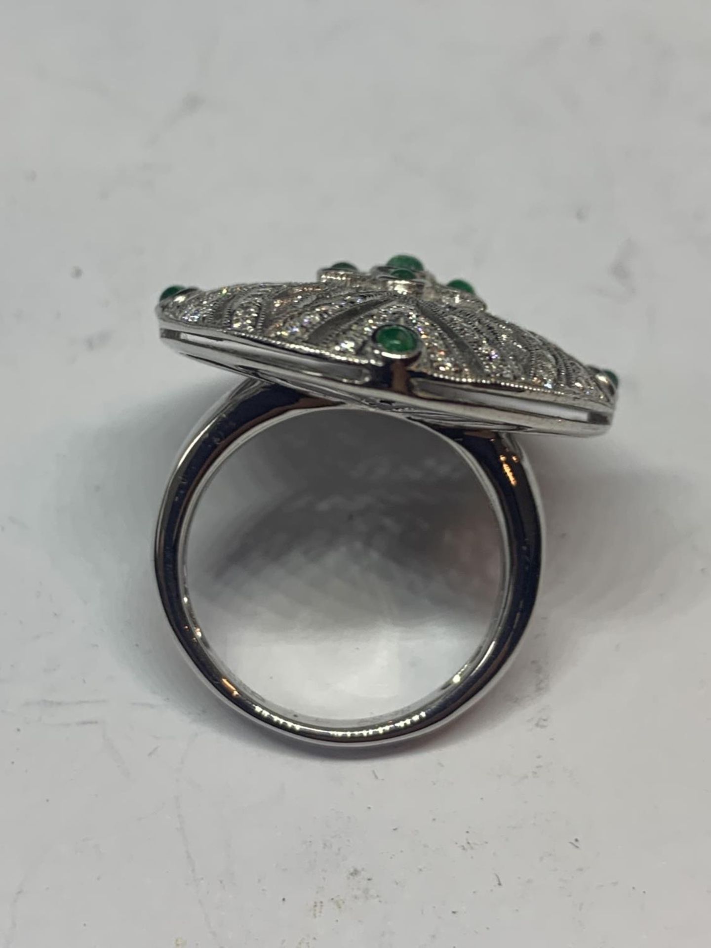 AN 18 CARAT WHITE GOLD DIAMOND AND EMERALD COCKTAIL RING GROSS WEIGHT 13.2 GRAMS SIZE O/P - Image 5 of 8