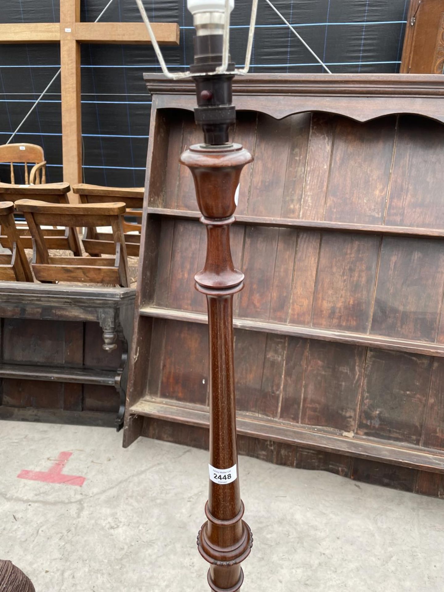 A MAHOGANY 20TH CENTURY STANDARD LAMP ON TURNED COLUMN - Image 2 of 3