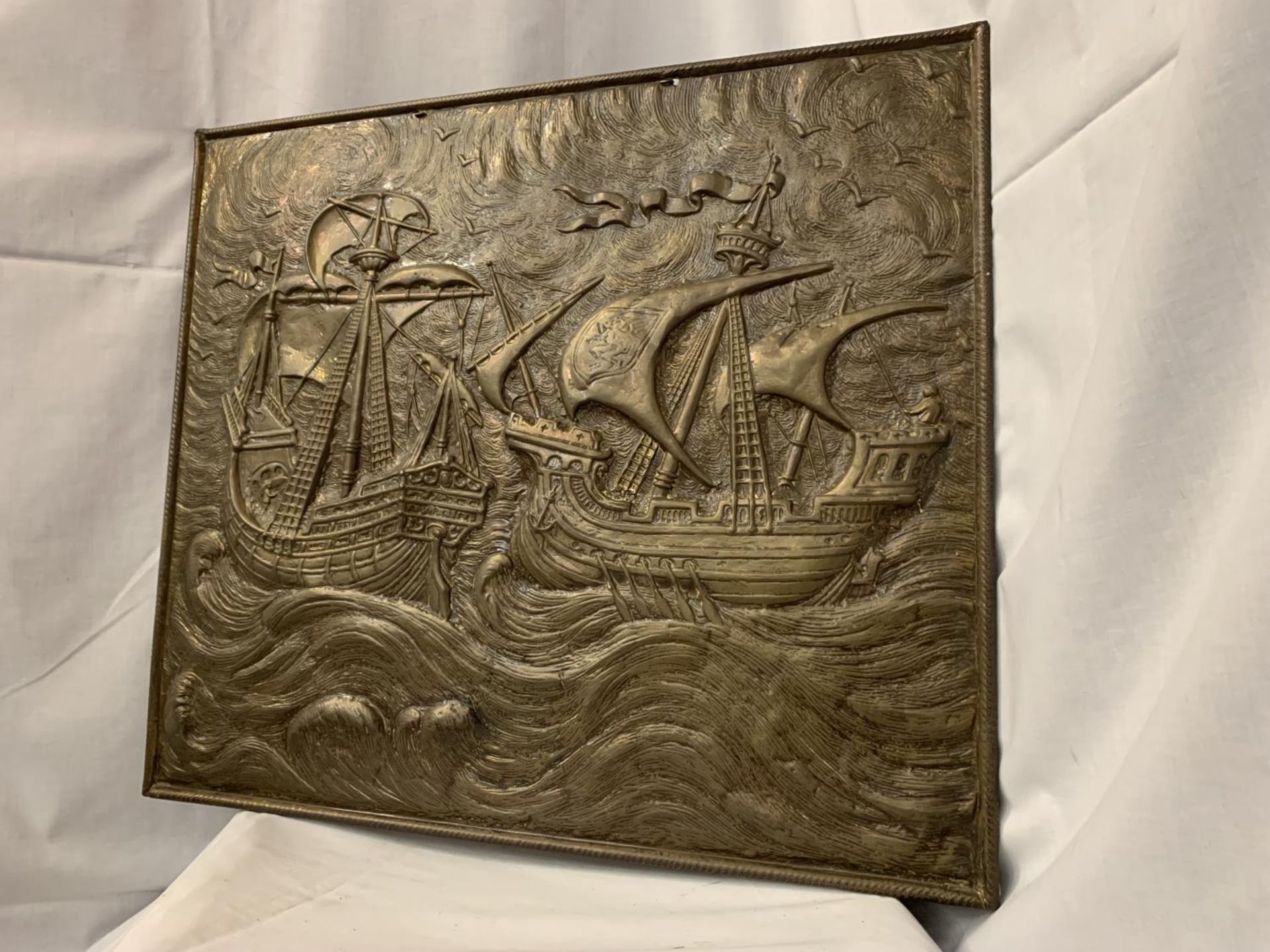 A LARGE BRASS WALL PLAQUE DEPICTING A SEA AND GALLEON SCENE 67CM X 58CM