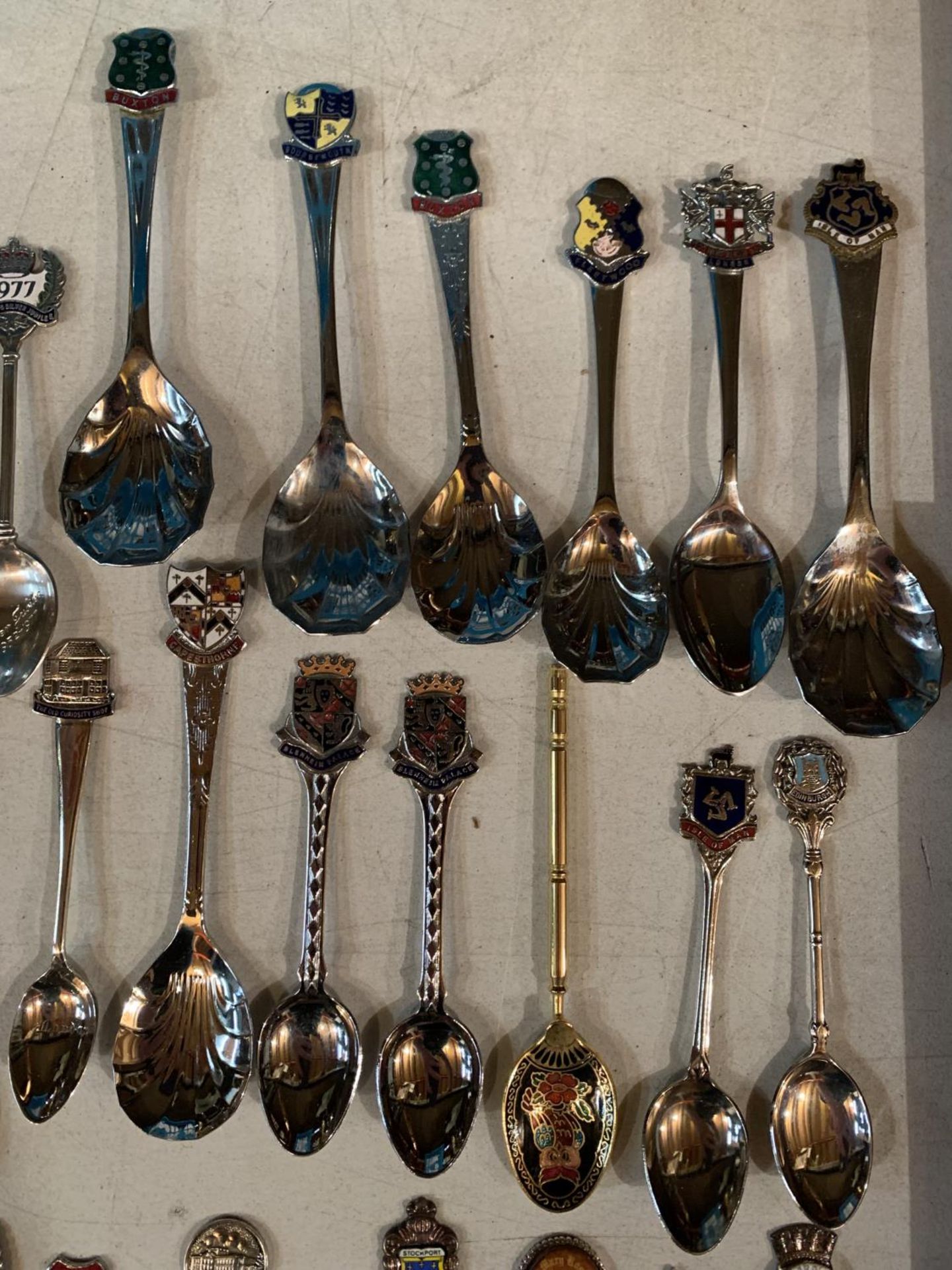 A LARGE COLLECTION OF SOUVENIR SPOONS - Image 3 of 4