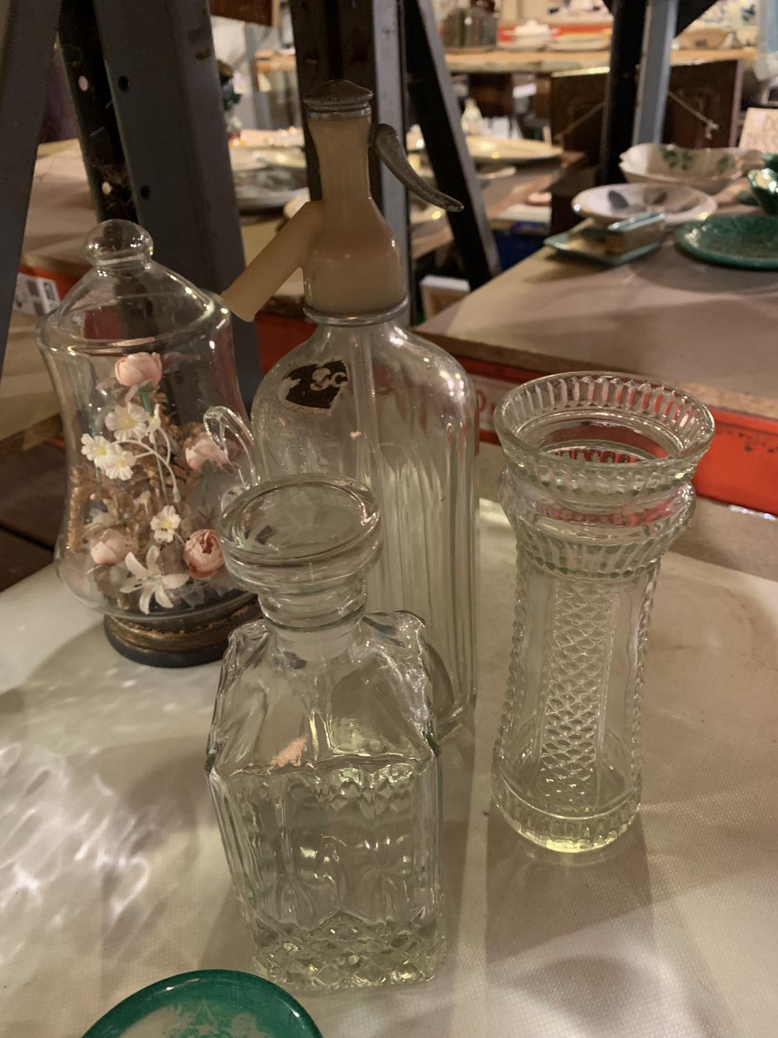 A SMALL SELECTION OF GLASS BOWLS, A DECANTER AND A GLASS TEAPOT WITH A FLORAL DISPLAY INSIDE - Bild 3 aus 4