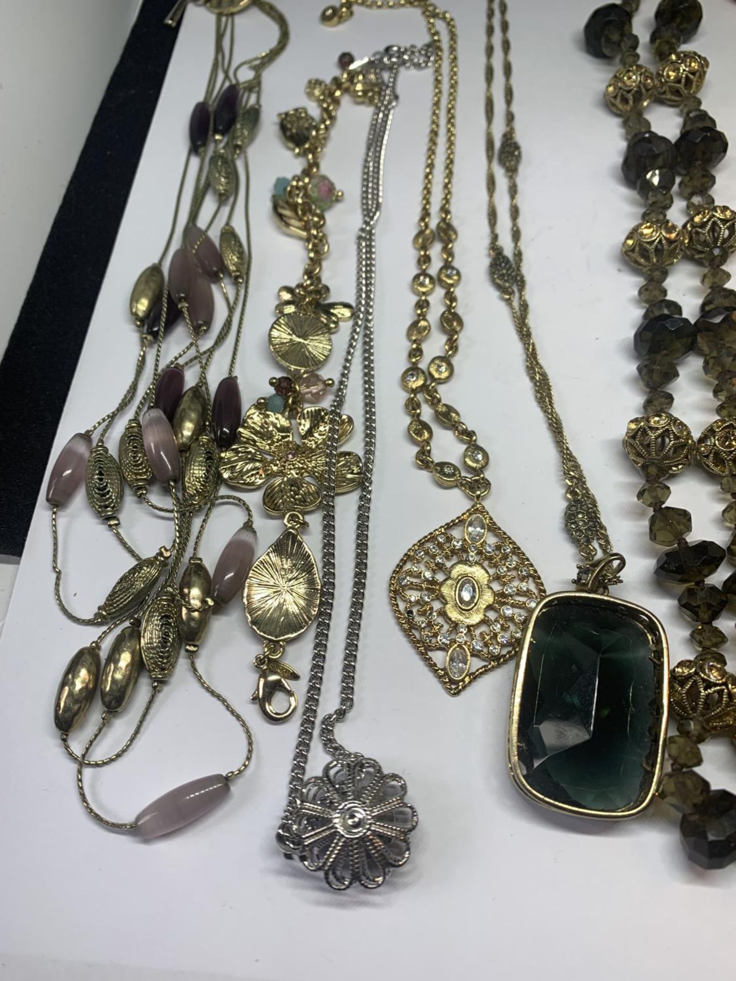 A COLLECTION OF DESIGNER COSTUME JEWELLERY NECKLACES AND BRACELETS TO INLCUDE MONET, NAPIER, SARAH - Image 6 of 8