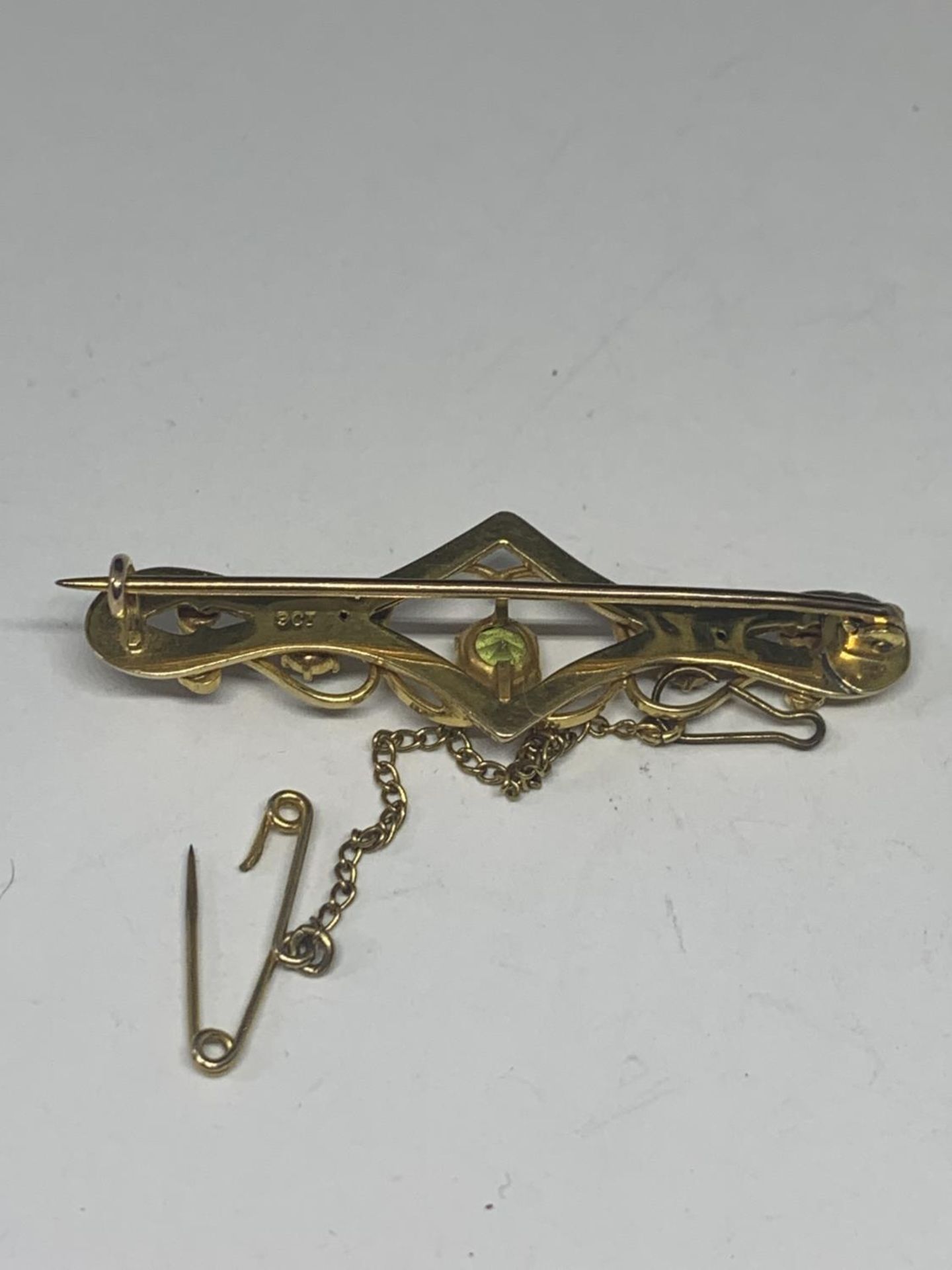 A 9 CARAT GOLD VICTORIAN BROOCH WITH PALE GREEN STONES AND A SAFETY CHAIN GROSS WEIGHT 2.97 GRAMS - Image 4 of 6