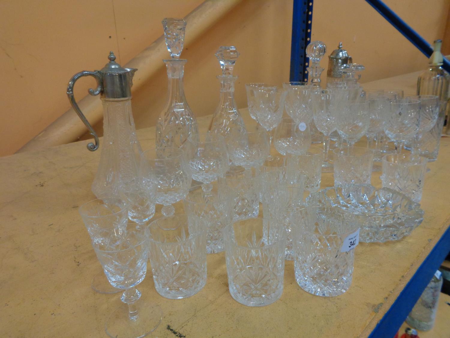 A LARGE COLLECTION OF GLASSWARE INCLUDING DECANTERS AND A VARIETY OF DRINKS GLASSES - Bild 4 aus 8