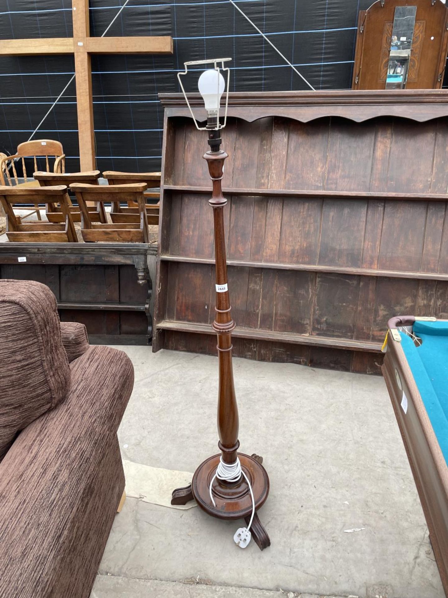 A MAHOGANY 20TH CENTURY STANDARD LAMP ON TURNED COLUMN