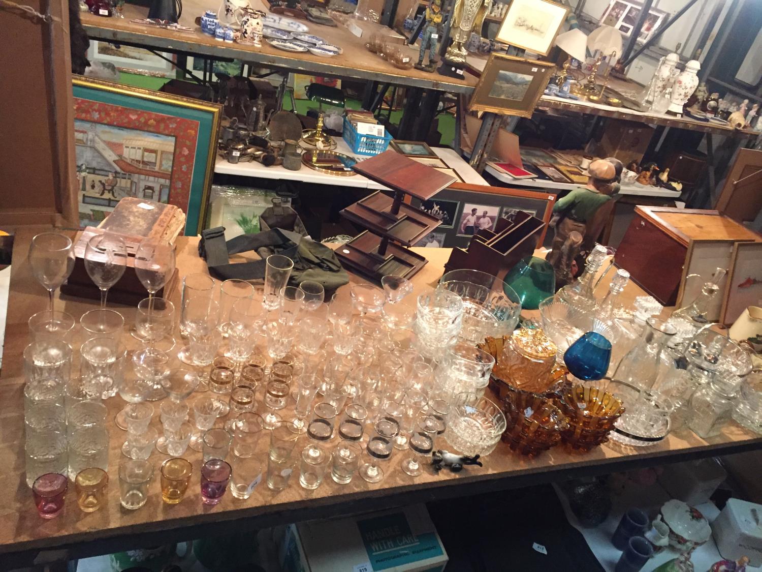 A LARGE COLLECTION OF GLASSWARE TO INCLUDE DECANTERS, FRUIT BOWLS AND GLASSES