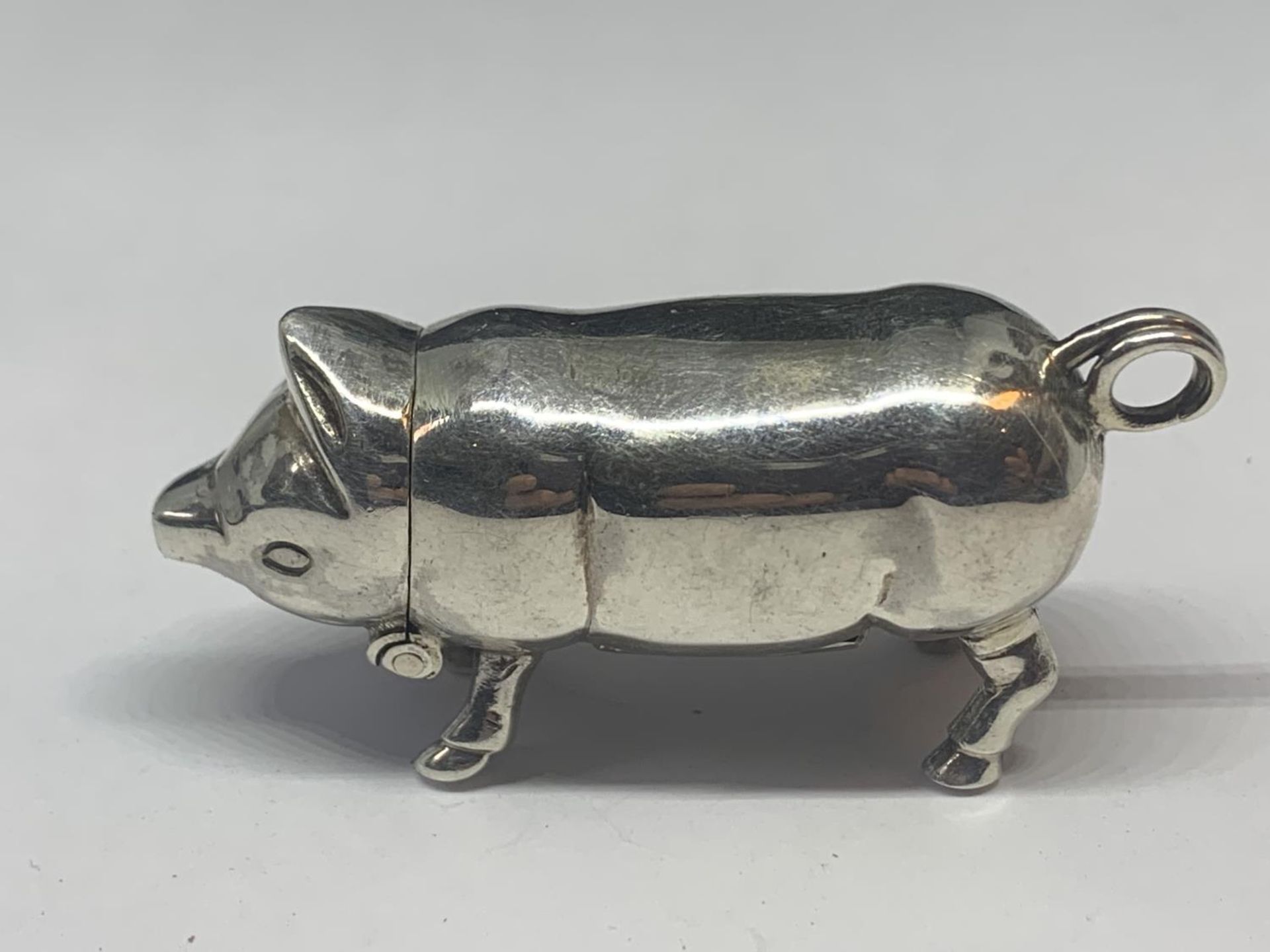 A SILVER VESTA CASE IN THE DESIGN OF A PIG - Image 2 of 6