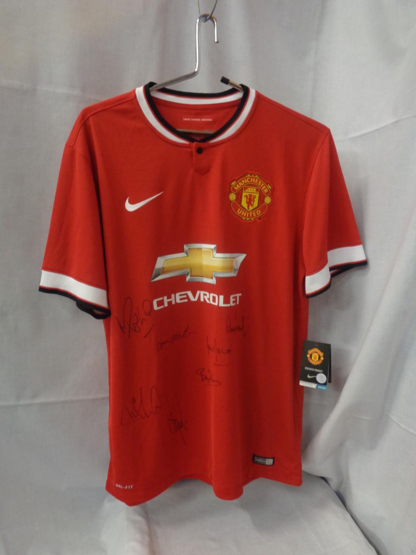 A SIGNED MANCHESTER UNITED SHIRT WITH SEVERAL SIGNITURES INCLUDING BRIAN ROBSON, ARTHUR ALBISTON ETC
