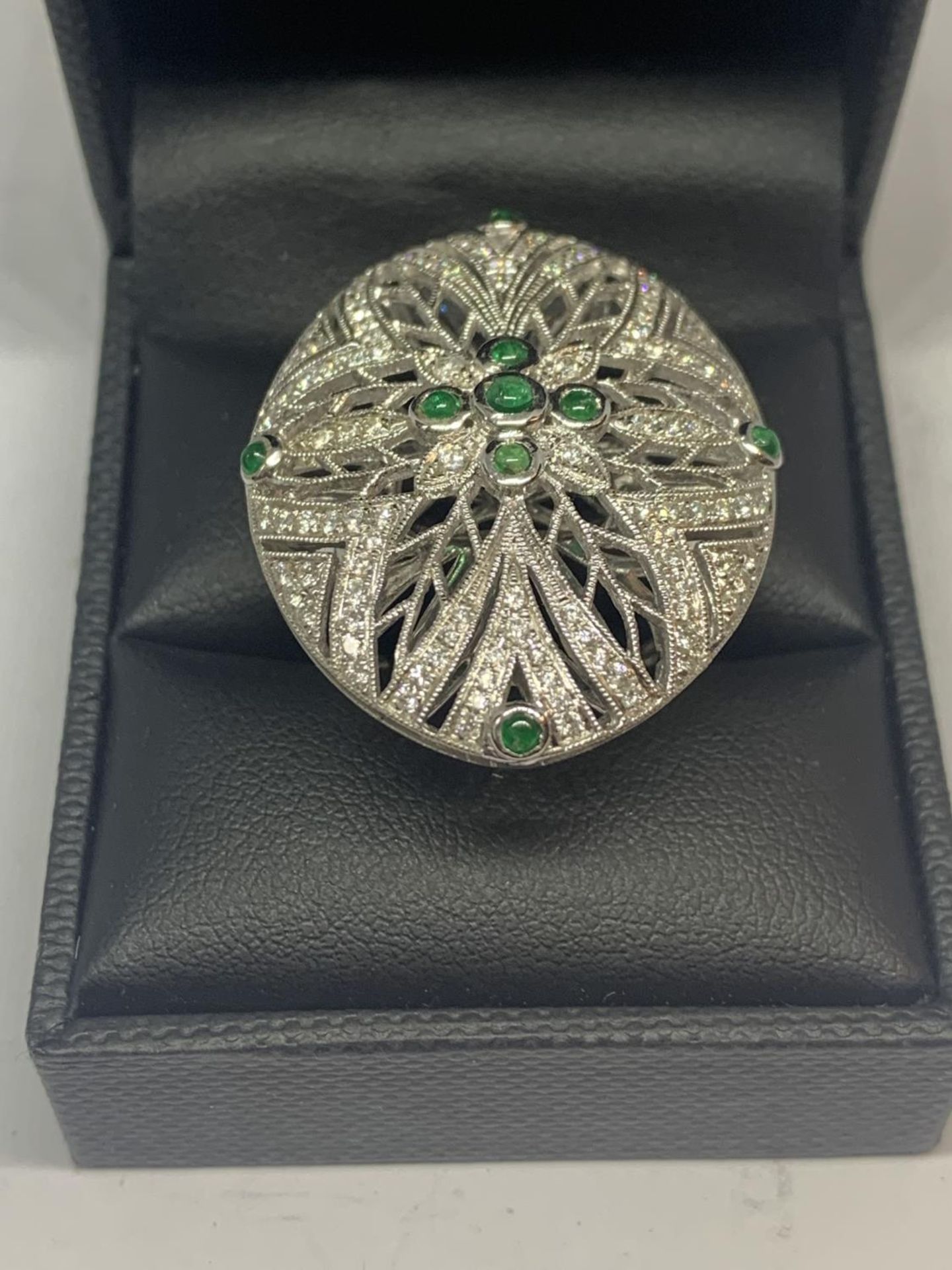AN 18 CARAT WHITE GOLD DIAMOND AND EMERALD COCKTAIL RING GROSS WEIGHT 13.2 GRAMS SIZE O/P - Image 2 of 8