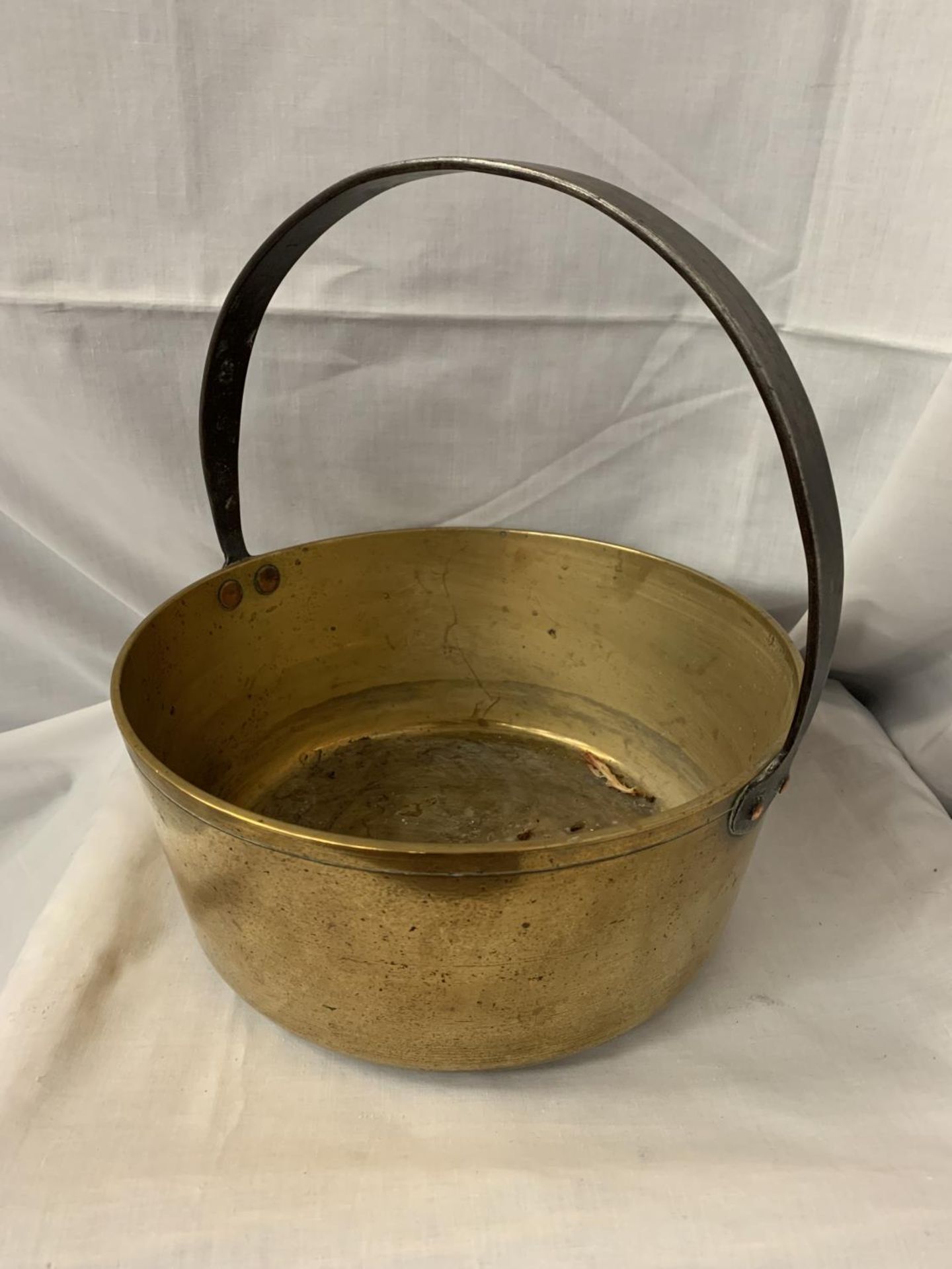 A LARGE BRASS JAM PAN WITH IRON AND COPPER HANDLE 30.5CM DIAMETER
