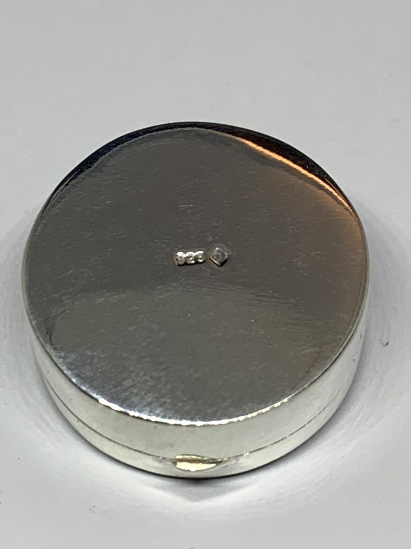 A MARKED SILVER HORSE PILL BOX - Image 6 of 6