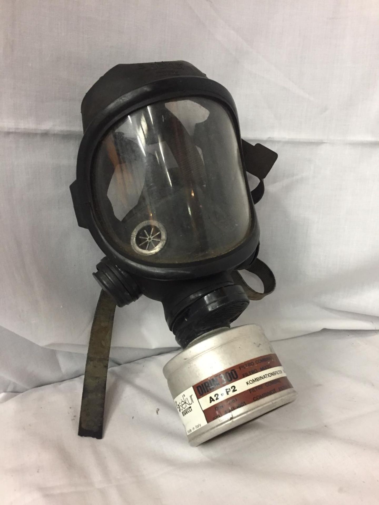 A SEKUR GAS MASK - Image 3 of 15