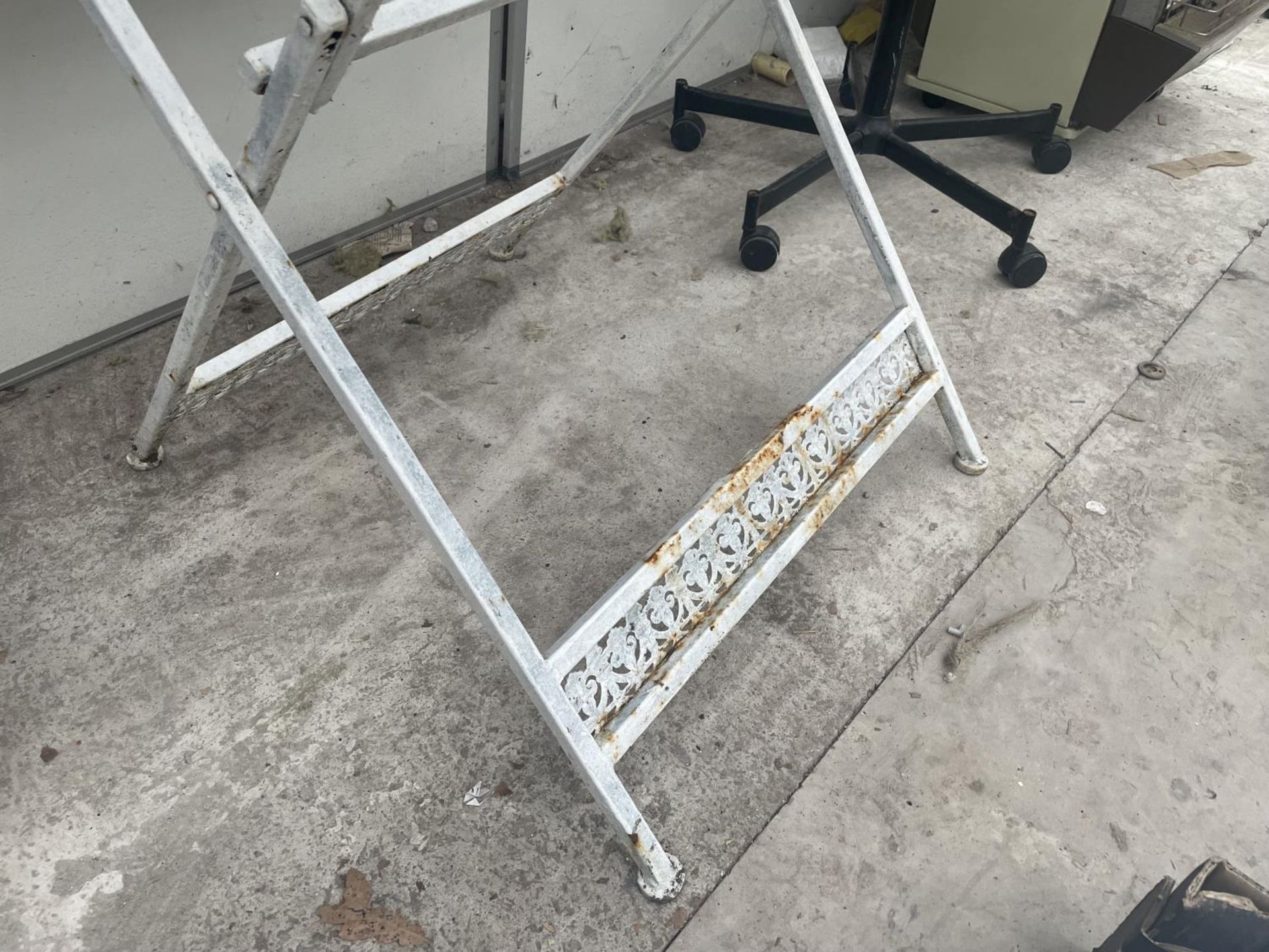 A WHITE PAINTED CAST ALLOY TABLE WITH OPEN CENTRE - Image 3 of 3