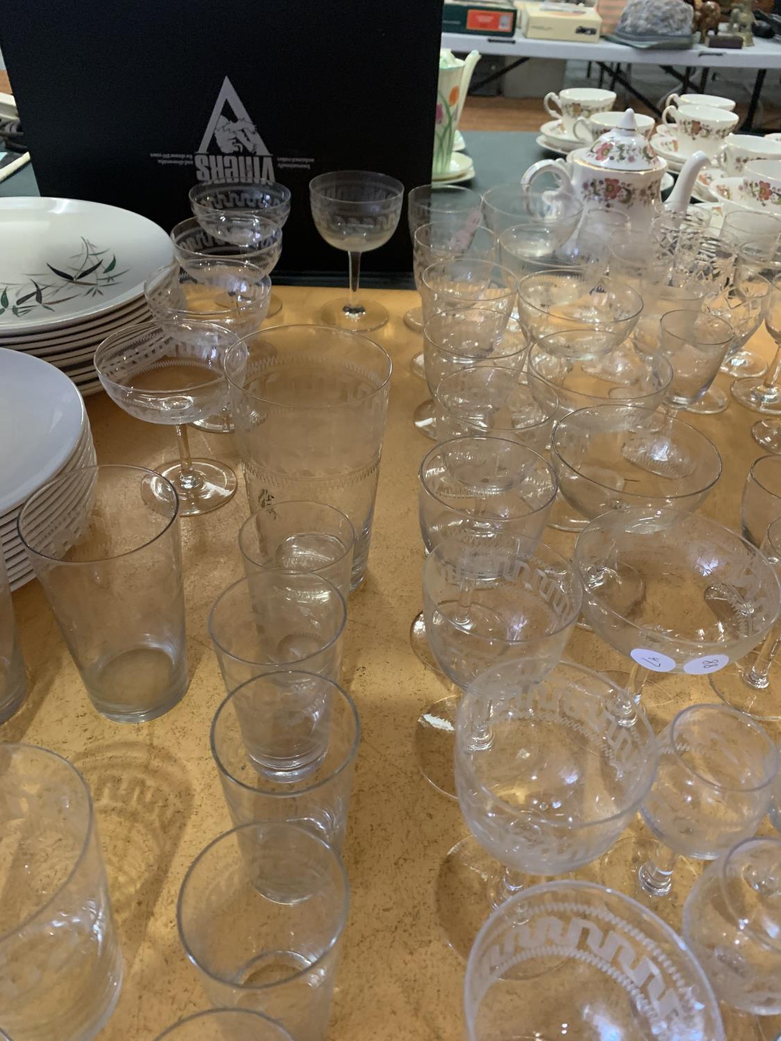 A LARGE QUANTITY OF VARIOUS GLASSWARE TO INCLUDE WINE, BRANDY, VASES ETC - Bild 3 aus 5