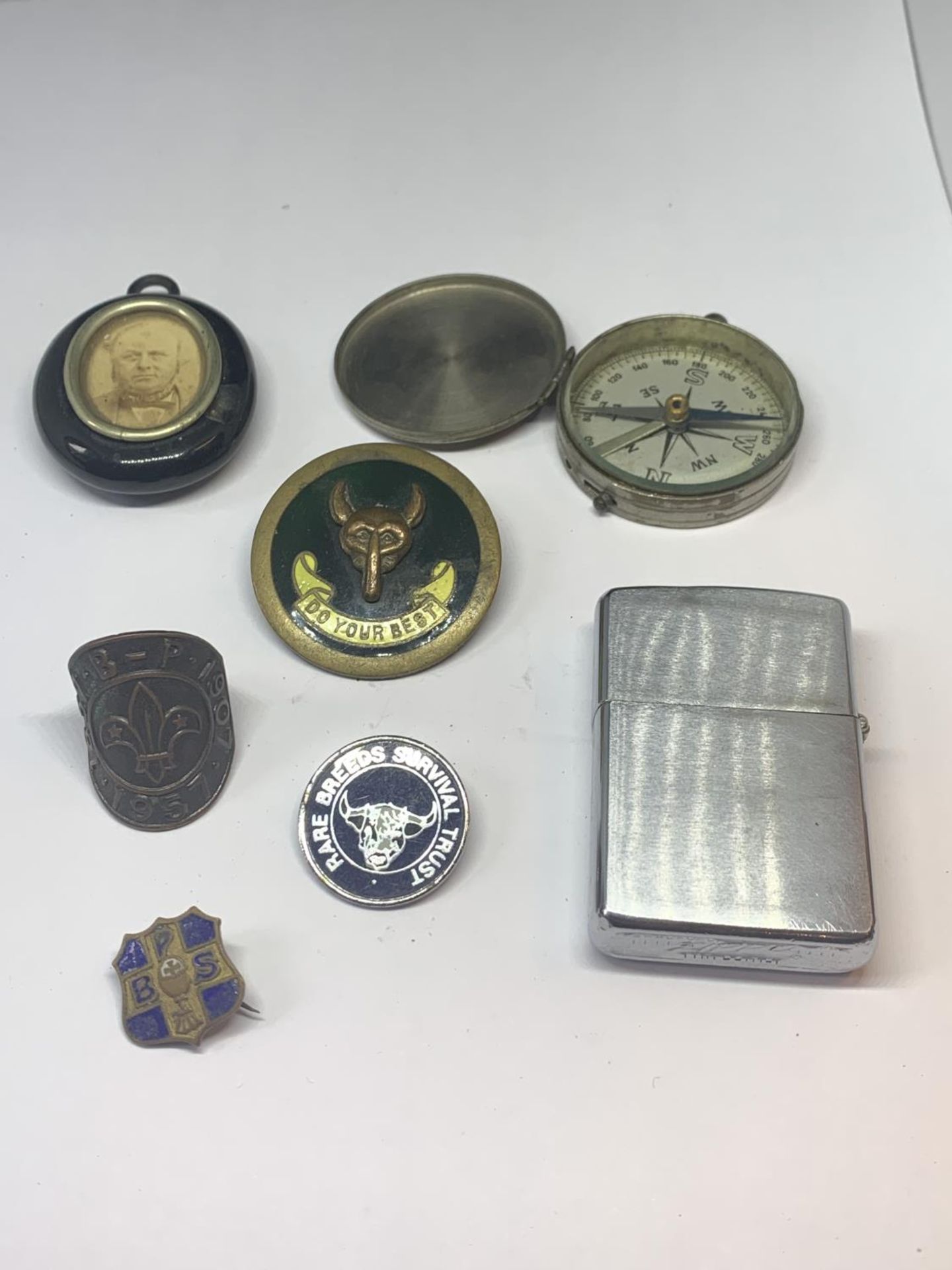 VARIOUS COLLECTABLE ITEMS TO IN CLUDE A ZIPPO LIGHTER, VINTAGE COMPASS, SCOUTING BADGES ETC